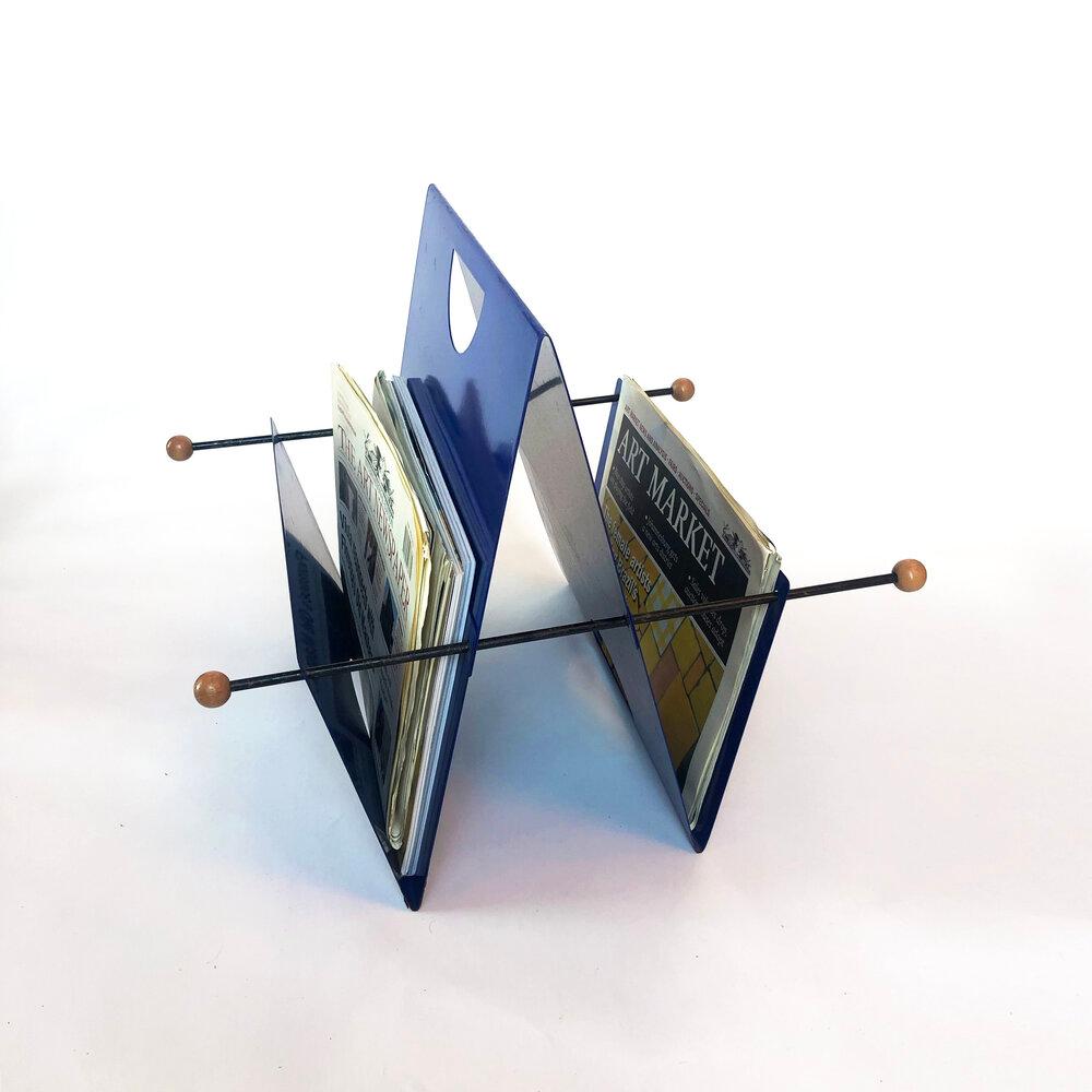 Memphis Milano Period Magazine Rack In Excellent Condition For Sale In London, GB