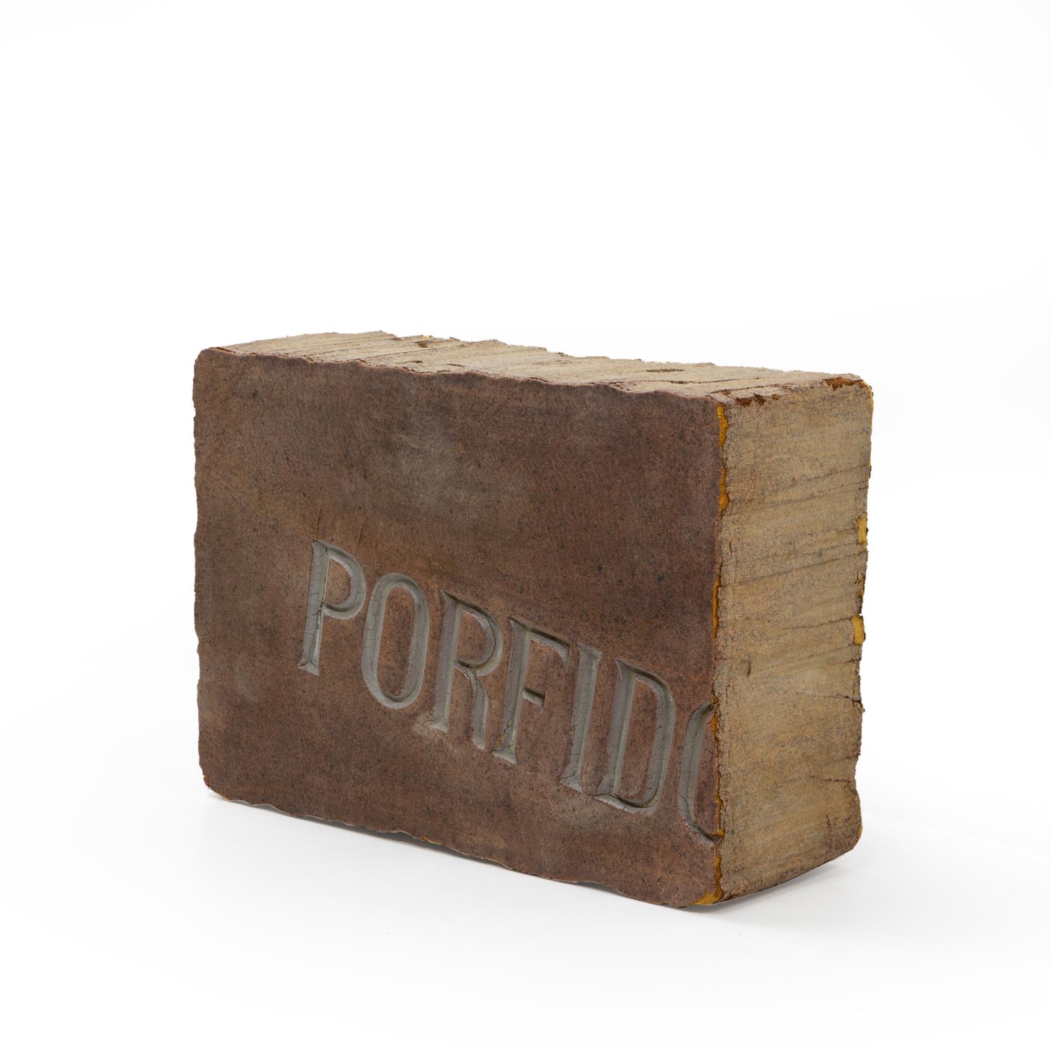 Una prima edizione originale del tavolino Massolo di Gufram, prodotto in Italia negli anni Settanta. 

Un pezzo chiave del movimento Radical Design, il tavolo è realizzato in poliuretano espanso scolpito con un rivestimento rifinito a mano che imita