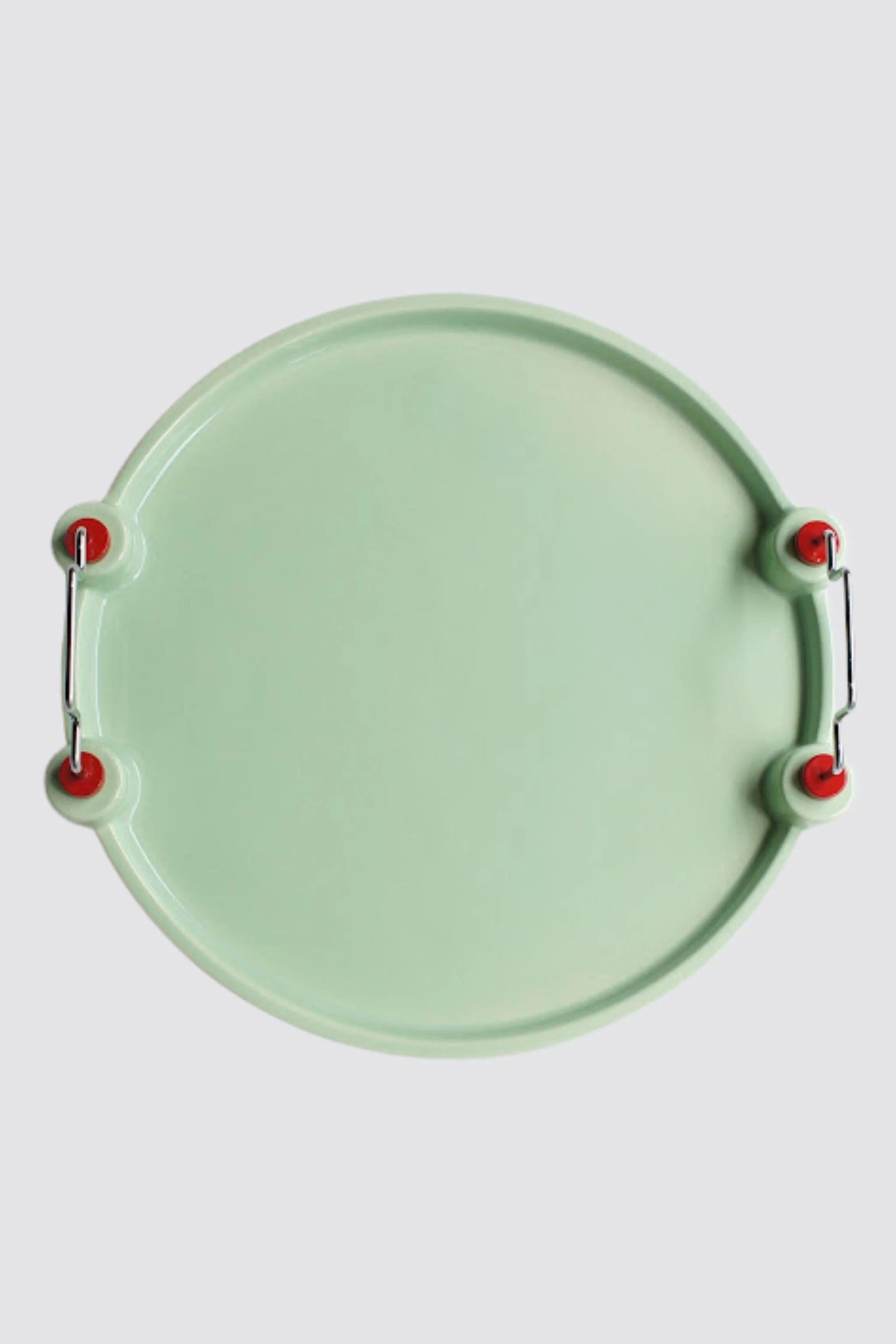 Potato, disegnato da George J. Sowden per Memphis nel 1985, è un vassoio in ceramica con due manici in metallo. Di forma rotonda e di colore verde chiaro, ha bordi in rilievo che la rendono estremamente funzionale. I manici sono l'unico elemento