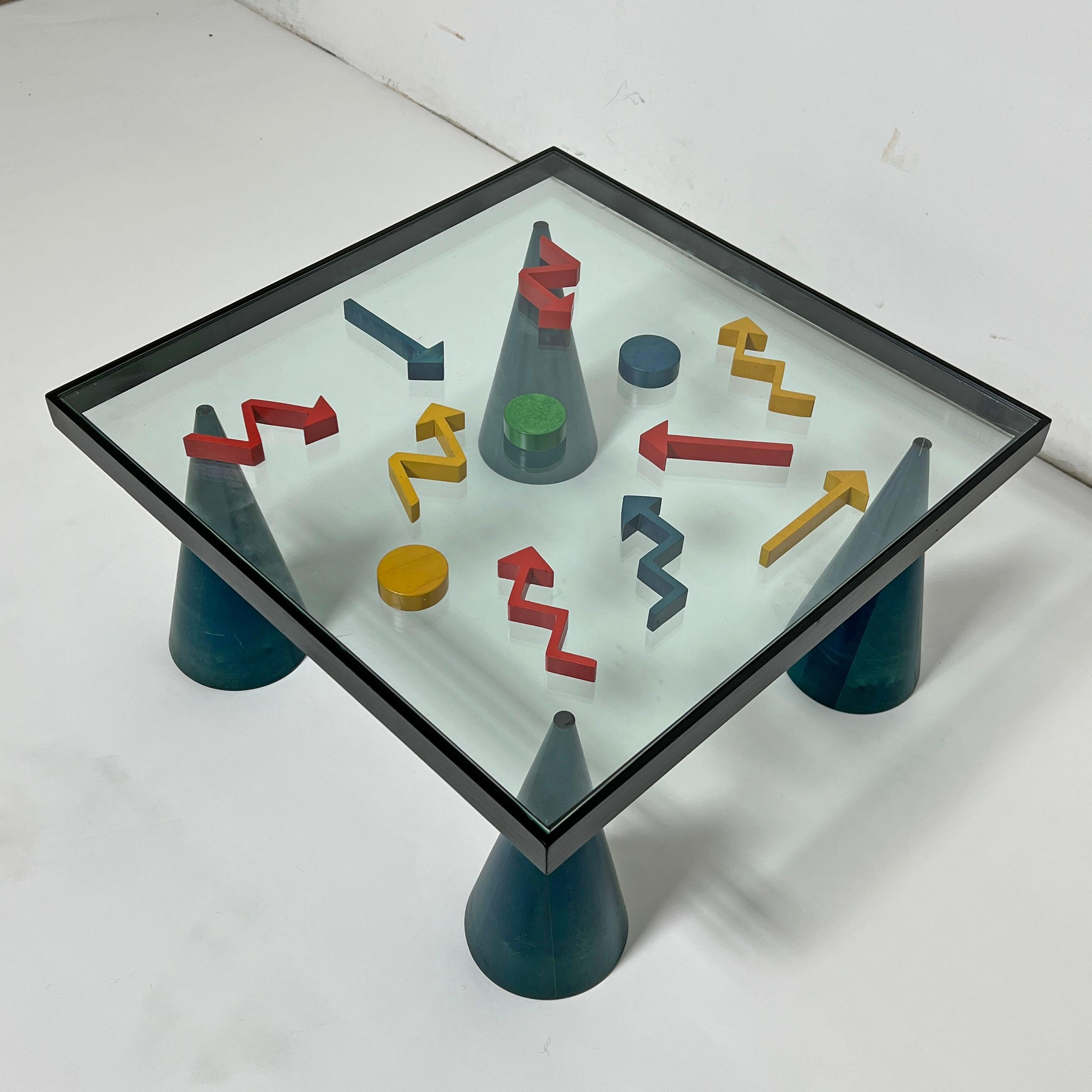 Tavolino postmoderno in stile Memphis Milano del produttore italiano Legnomagia, anni '80 circa. Presenta un assortimento di frecce e simboli vettoriali giocosi che possono essere disposti a piacere tra i due livelli del vetro.