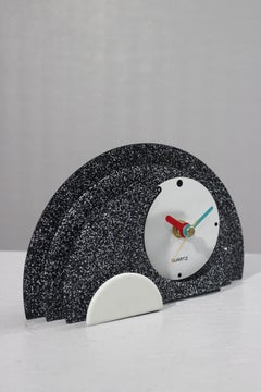 Memphis Milano style table clock in painted metal, 1980s