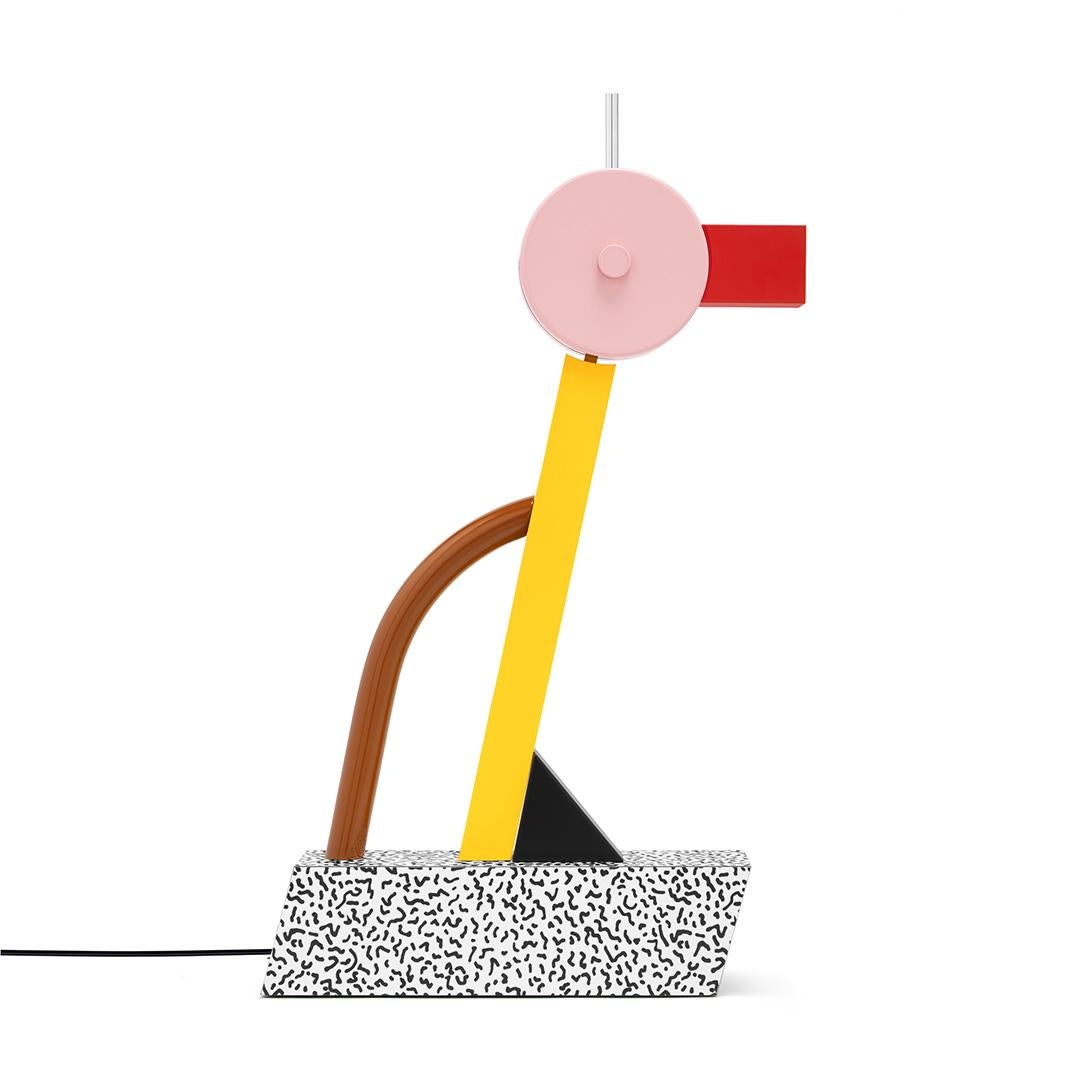 Tahiti, capolavoro di Ettore Sottsass, è una lampada ironica dalla forma zoomorfa che ricorda i giochi dell'infanzia: una lampada è nascosta nella testa, ideale per illuminare un tavolo. La base con motivi a bacterio sostiene un gambo giallo,