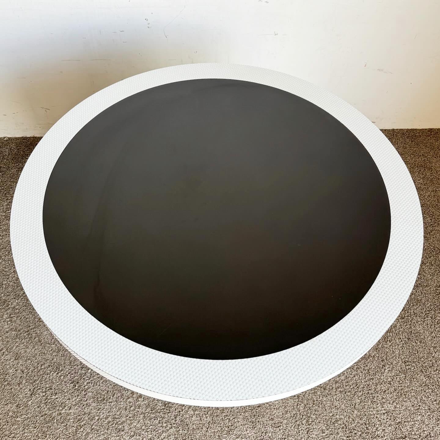 Moderner runder schwarzer und strukturierter weißer Memphis-Esstisch aus Laminat (20. Jahrhundert) im Angebot