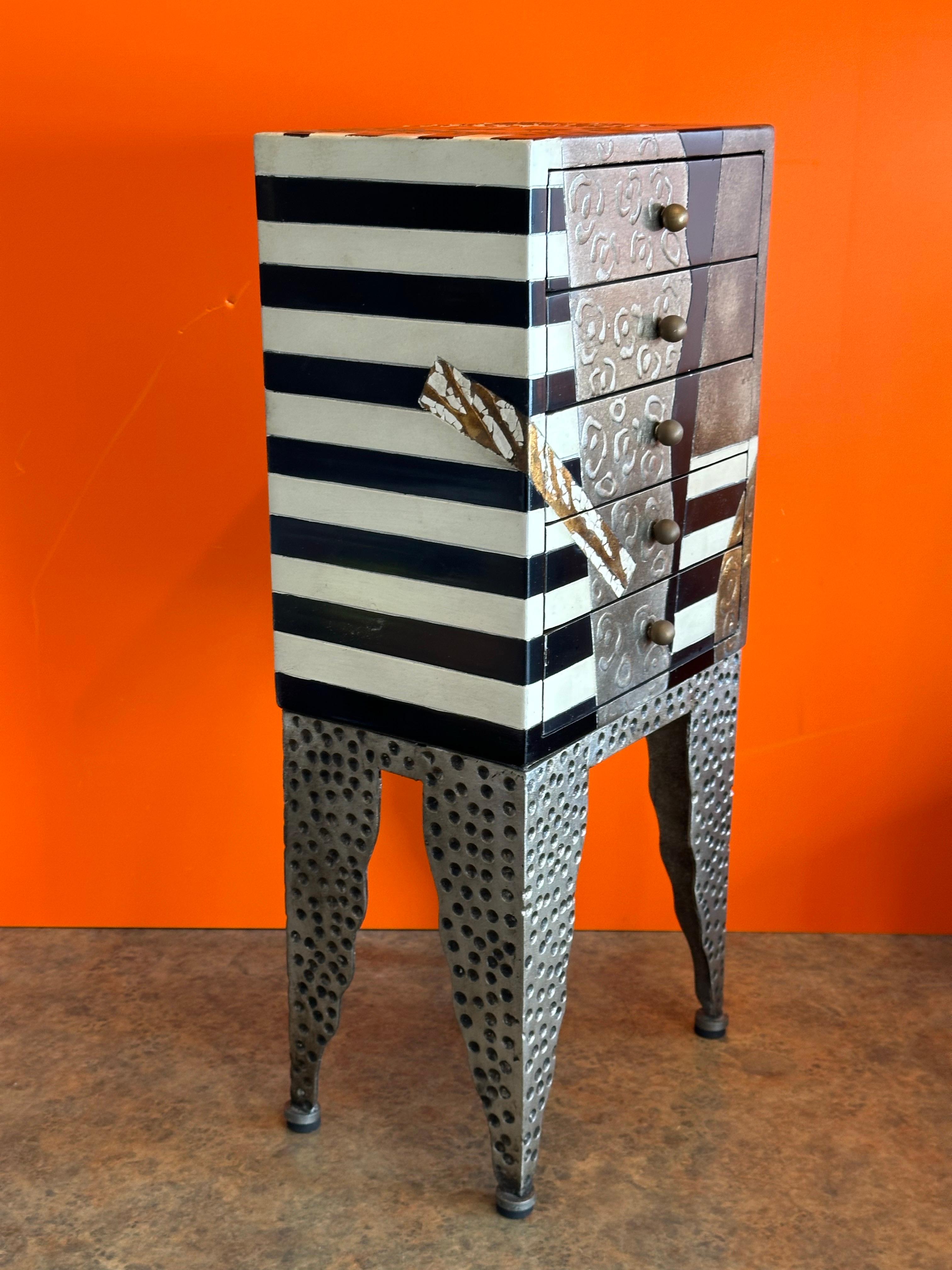 Coffre à bijoux postmoderne Memphis dans le style d'Ettore Sottsass Bon état - En vente à San Diego, CA