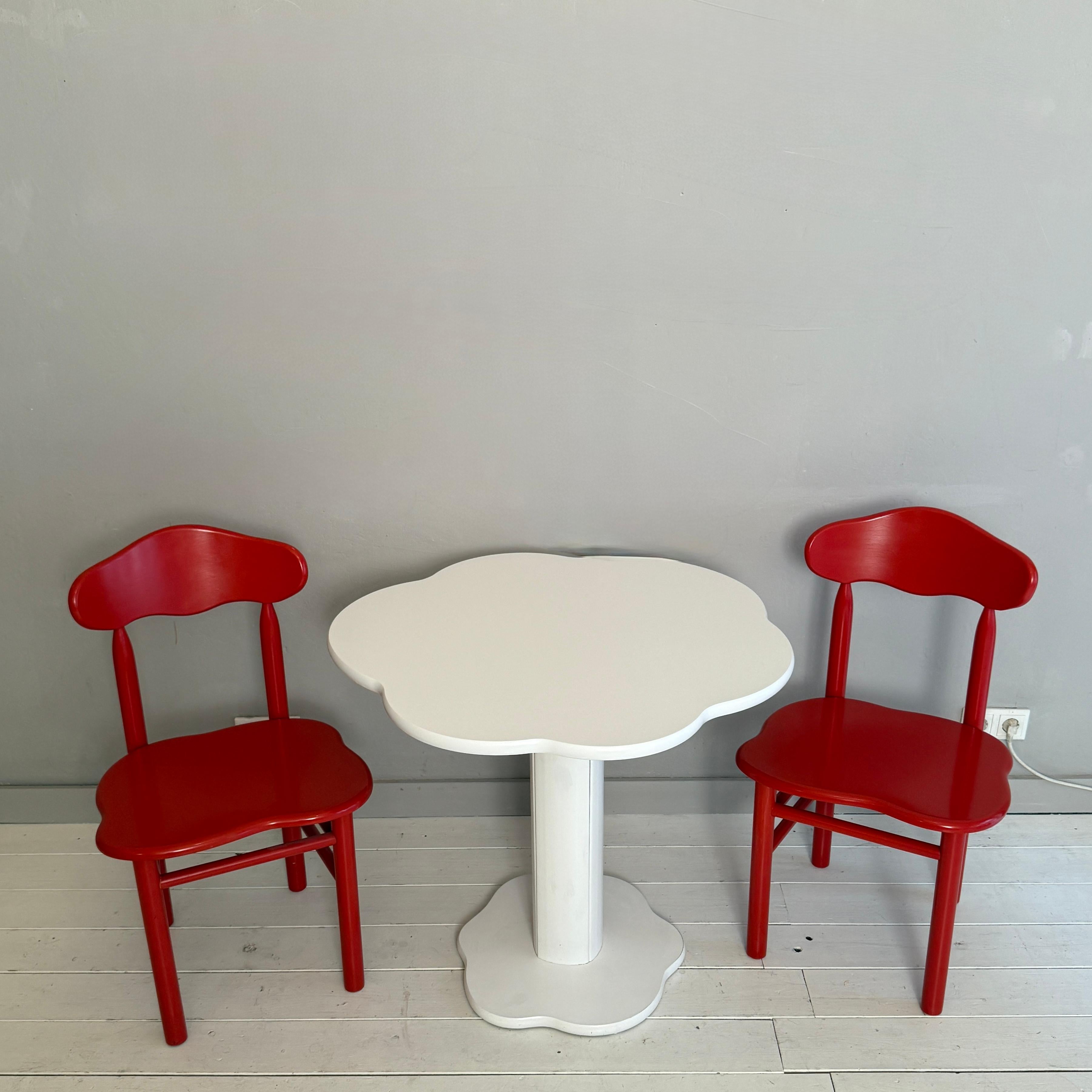 Post-Modern Memphis Postmodern Cloud-Design Table with Two Matching Chairs, Circa 1990 For Sale