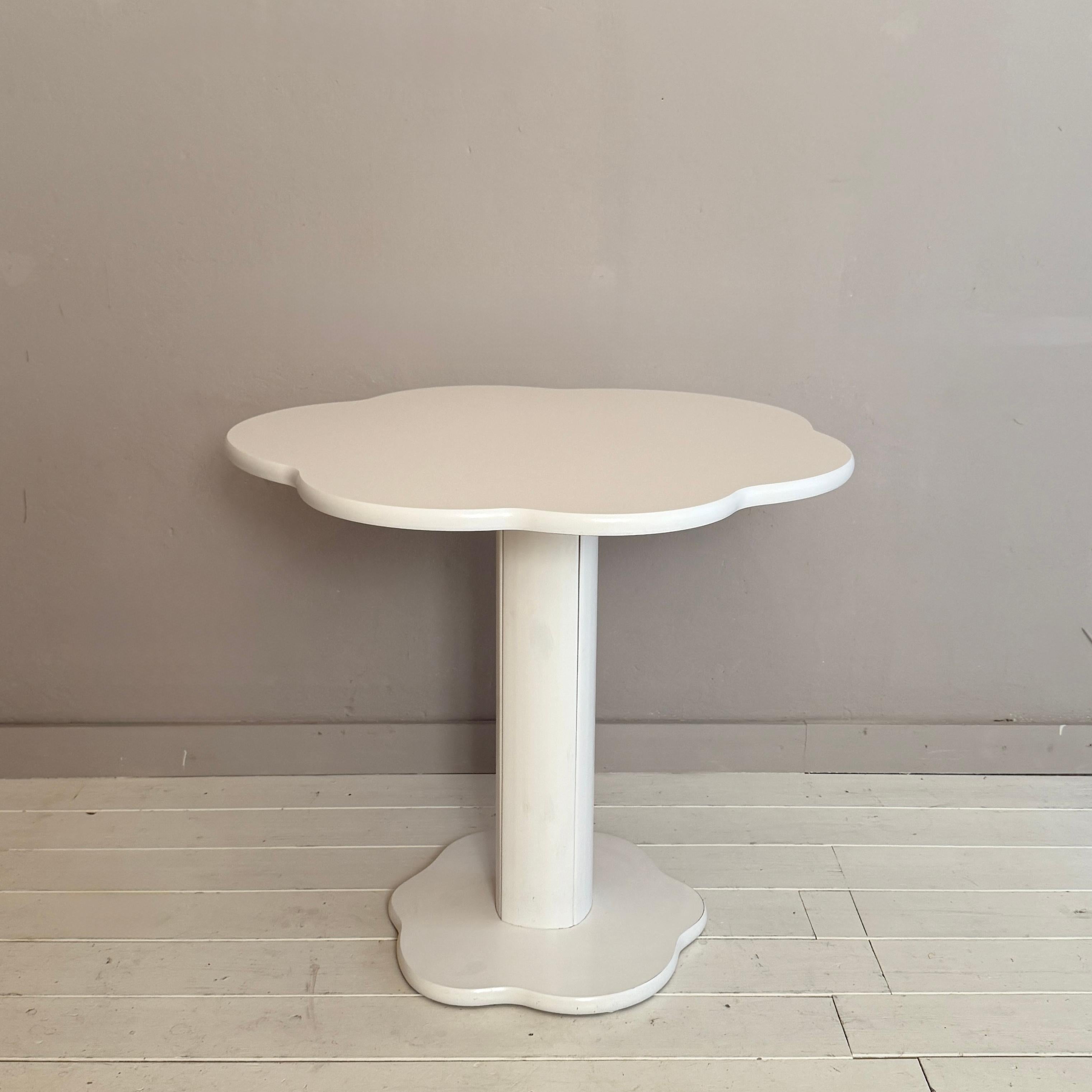 Italian Memphis Postmodern Cloud-Design Table with Two Matching Chairs, Circa 1990 For Sale