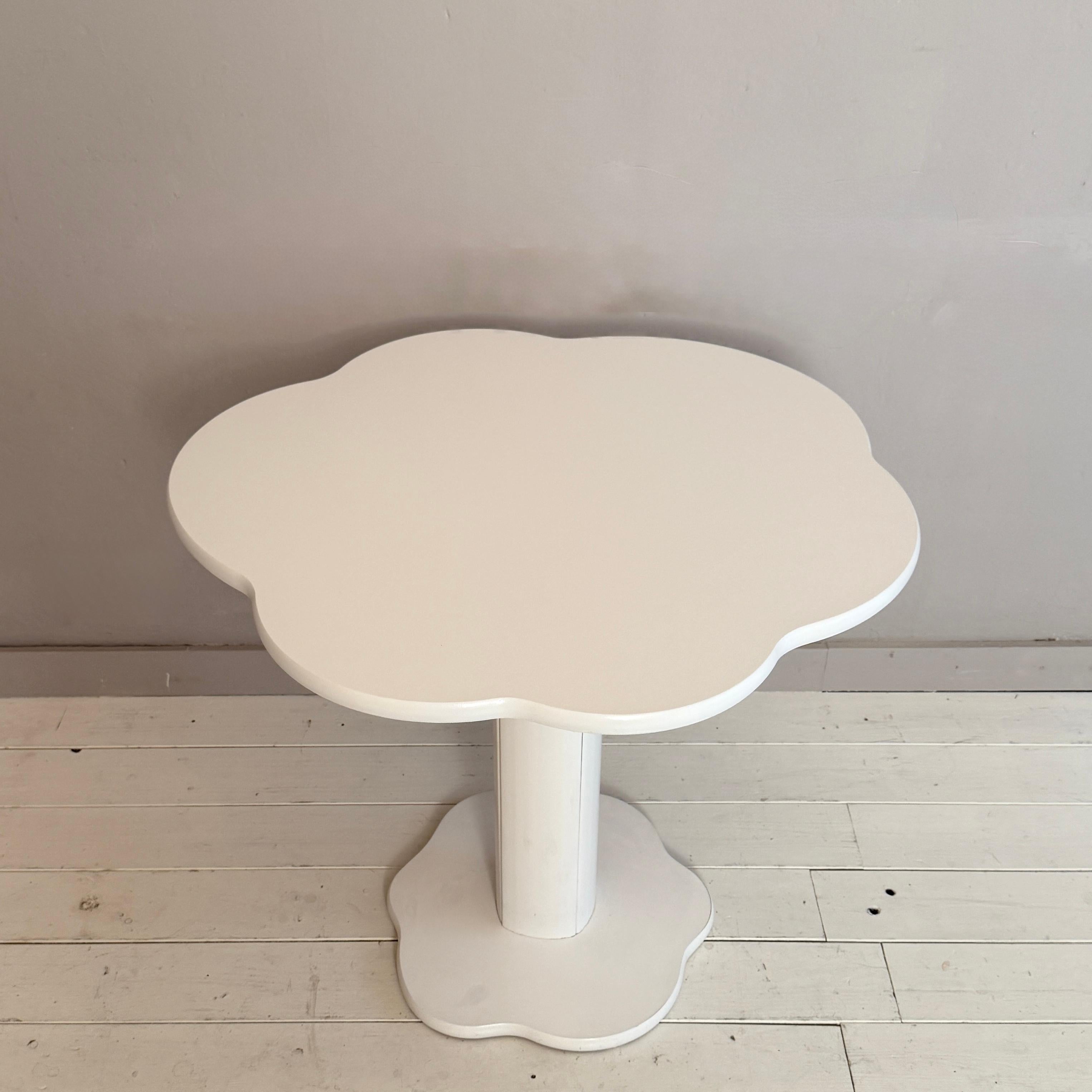 Memphis Postmodern Cloud-Design Table with Two Matching Chairs, Circa 1990 In Good Condition For Sale In Berlin, DE