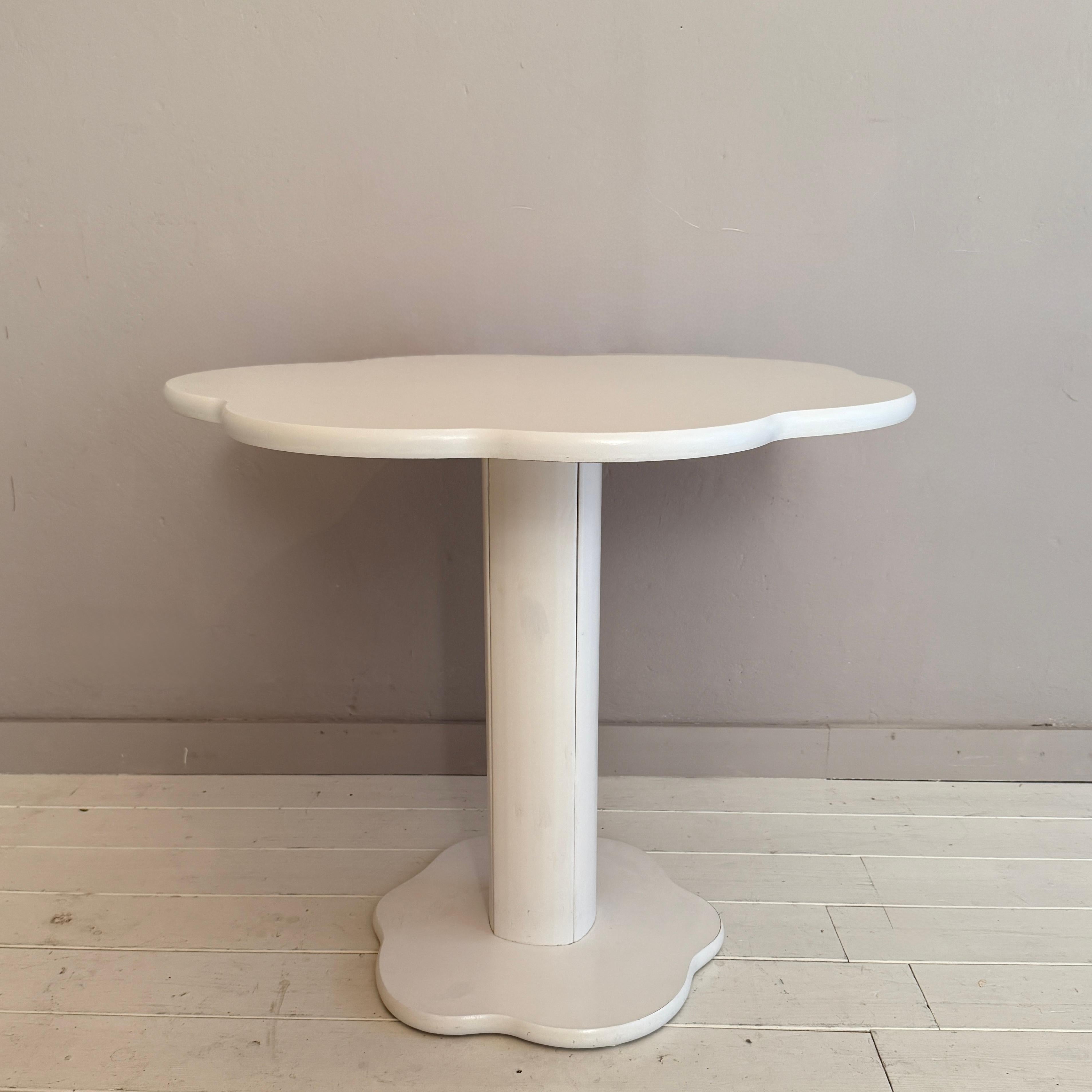Late 20th Century Memphis Postmodern Cloud-Design Table with Two Matching Chairs, Circa 1990 For Sale