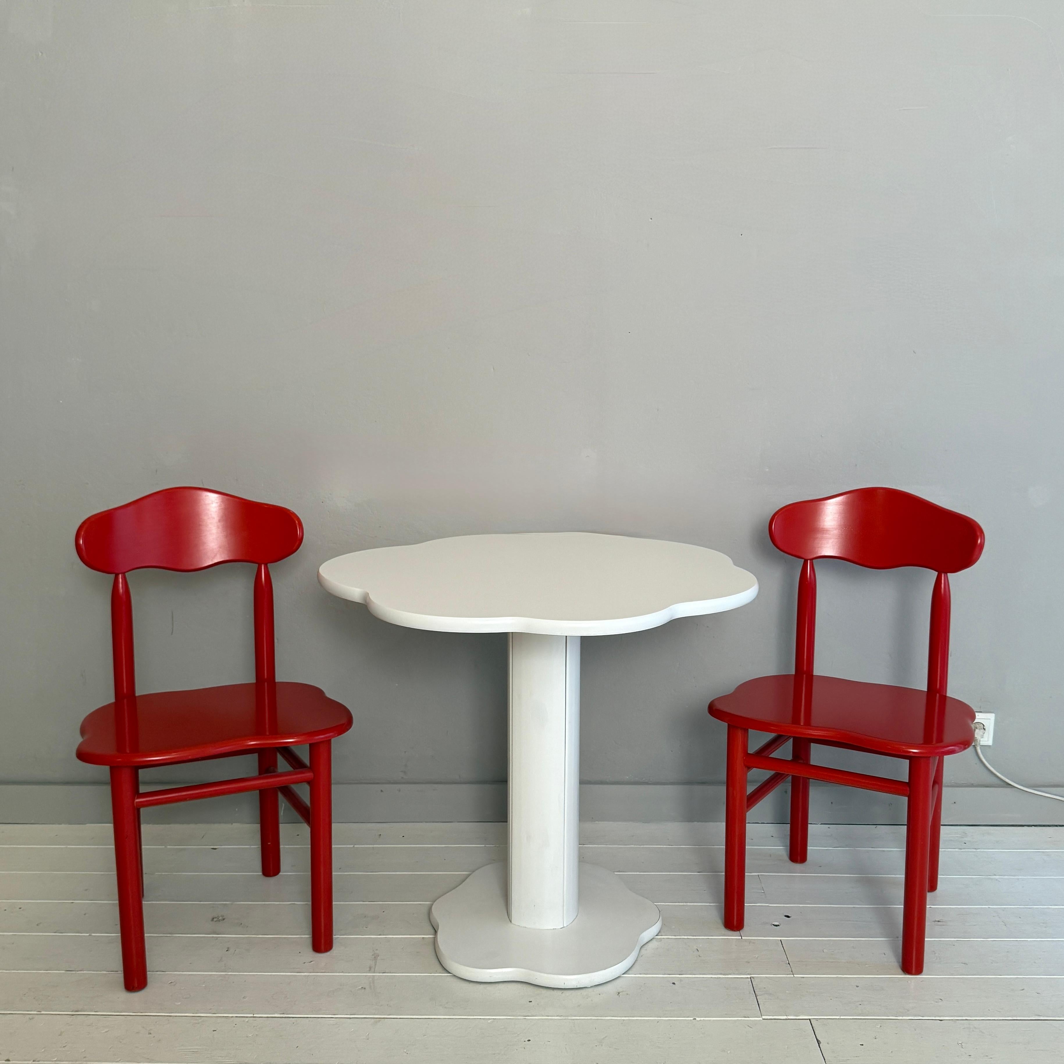 Pine Memphis Postmodern Cloud-Design Table with Two Matching Chairs, Circa 1990 For Sale