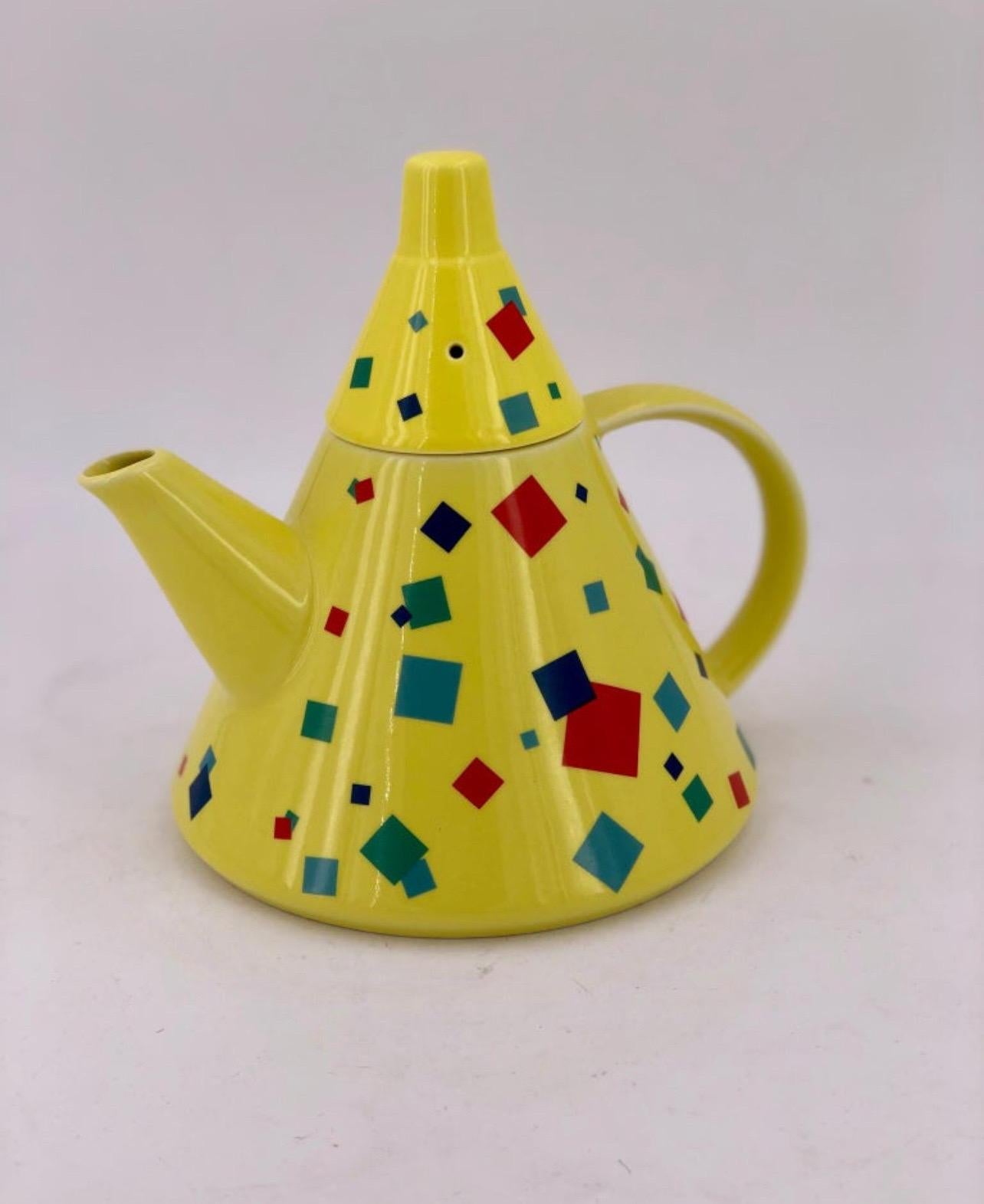 Memphis Postmodern Porcelain Teapot by The Toscany Collection Japan In Excellent Condition For Sale In San Diego, CA