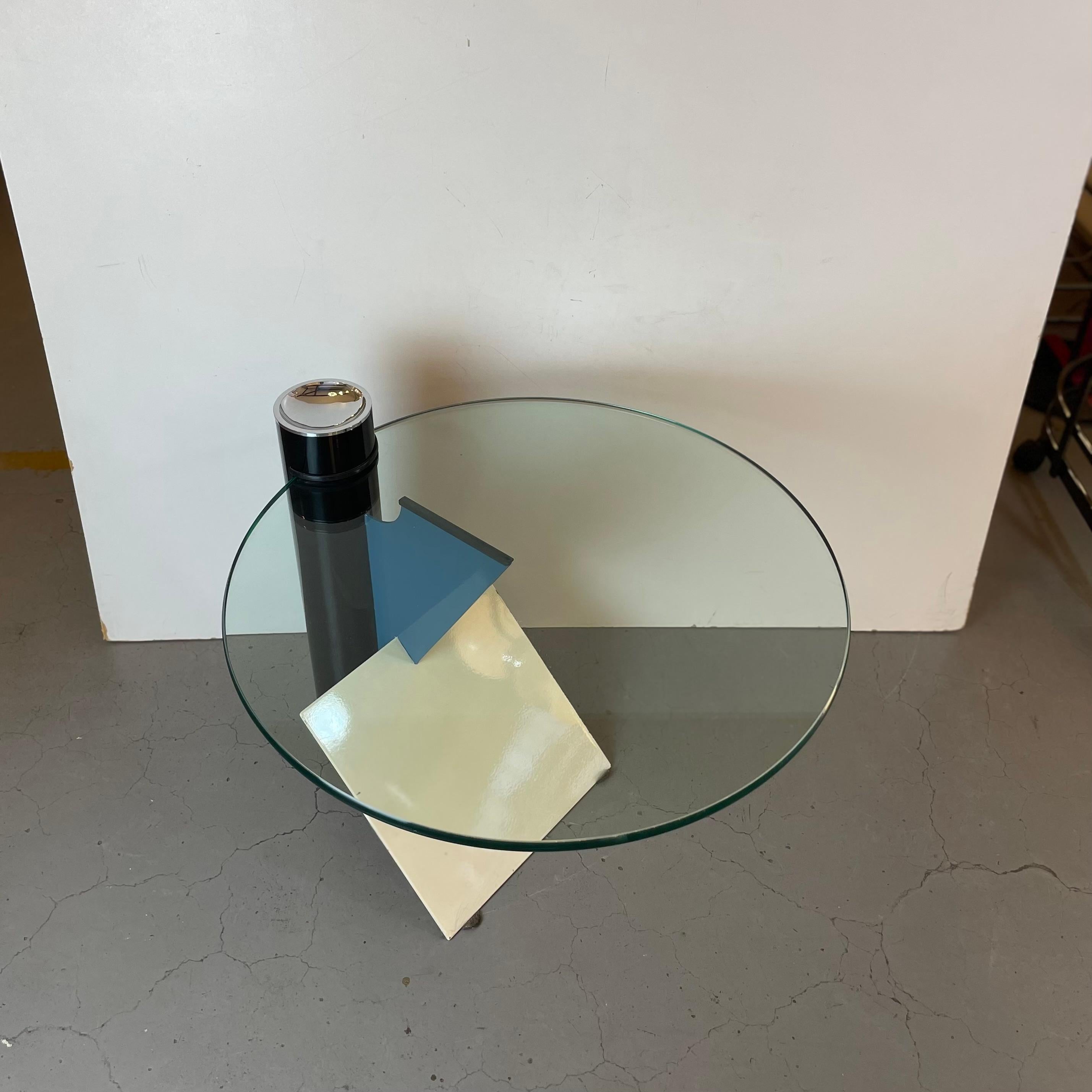Rare Memphis Postmodern side table made of black, blue and beige enameled steel base with a disc of glass table top and a chromed tidy. Designed by Peter Shire for the Italian brand Saporiti in 1983.
-
Rare table d'appoint postmoderne Memphis,