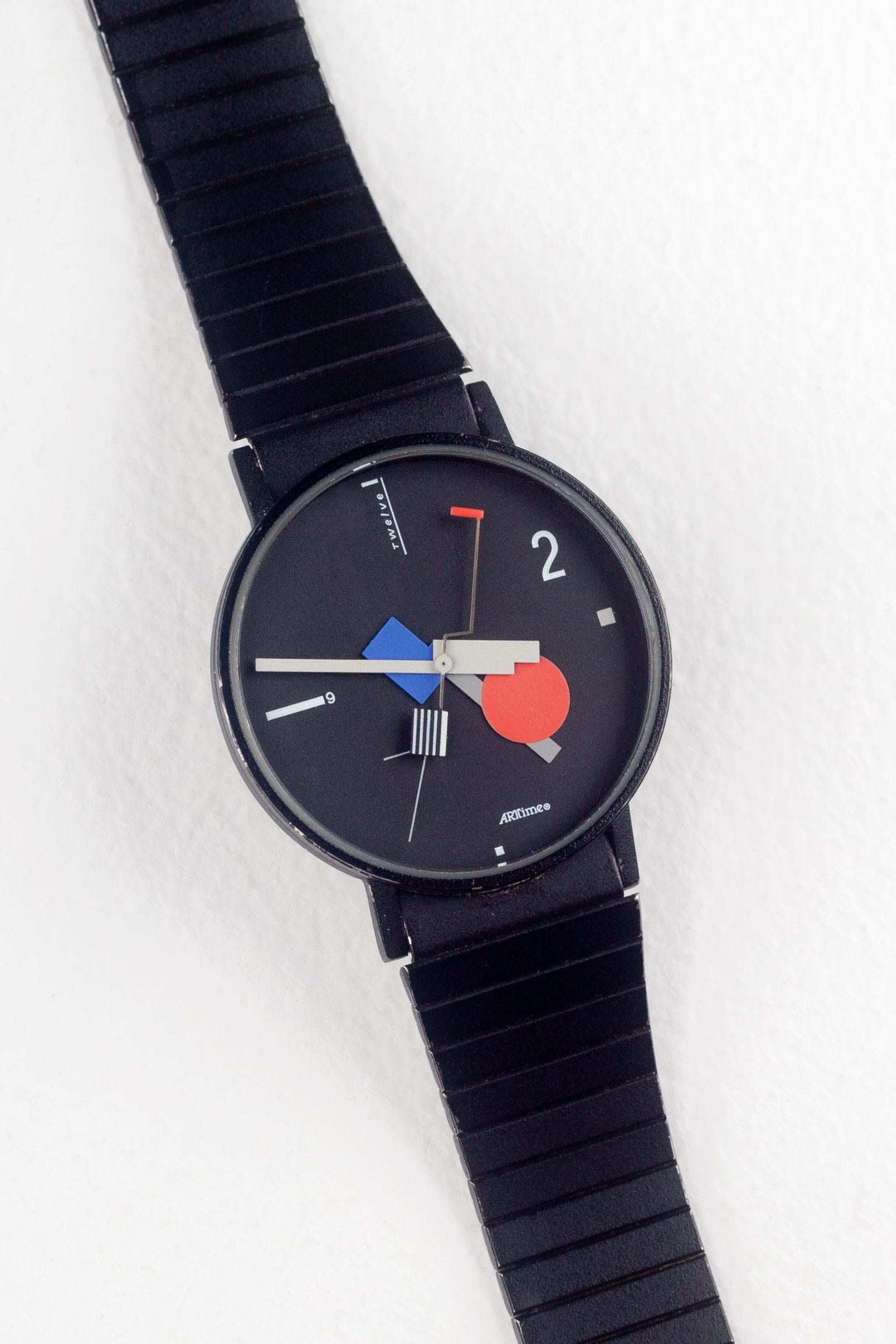 Seltene Armbanduhr der ArTime Collection, entworfen von Nicolai Canetti, mit dem gleichen Design wie die berühmte Wanduhr. Schlank und schick. Mit Anleihen beim Bauhaus und der Memphis-Gruppe ist diese Uhr ein Kondensat der architektonischen
