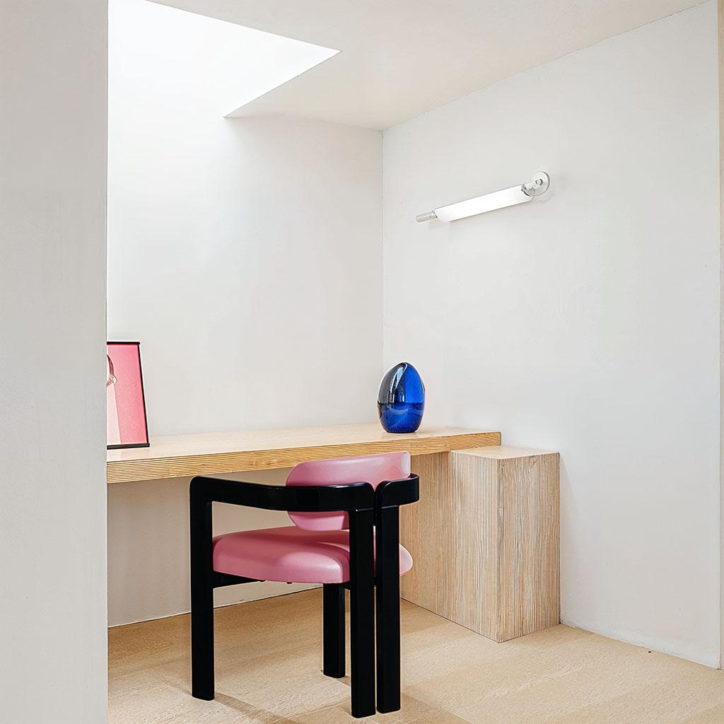 Silla de Comedor Postmoderna Vértigo de Terciopelo Rosa y Patas Azules Lacado en venta