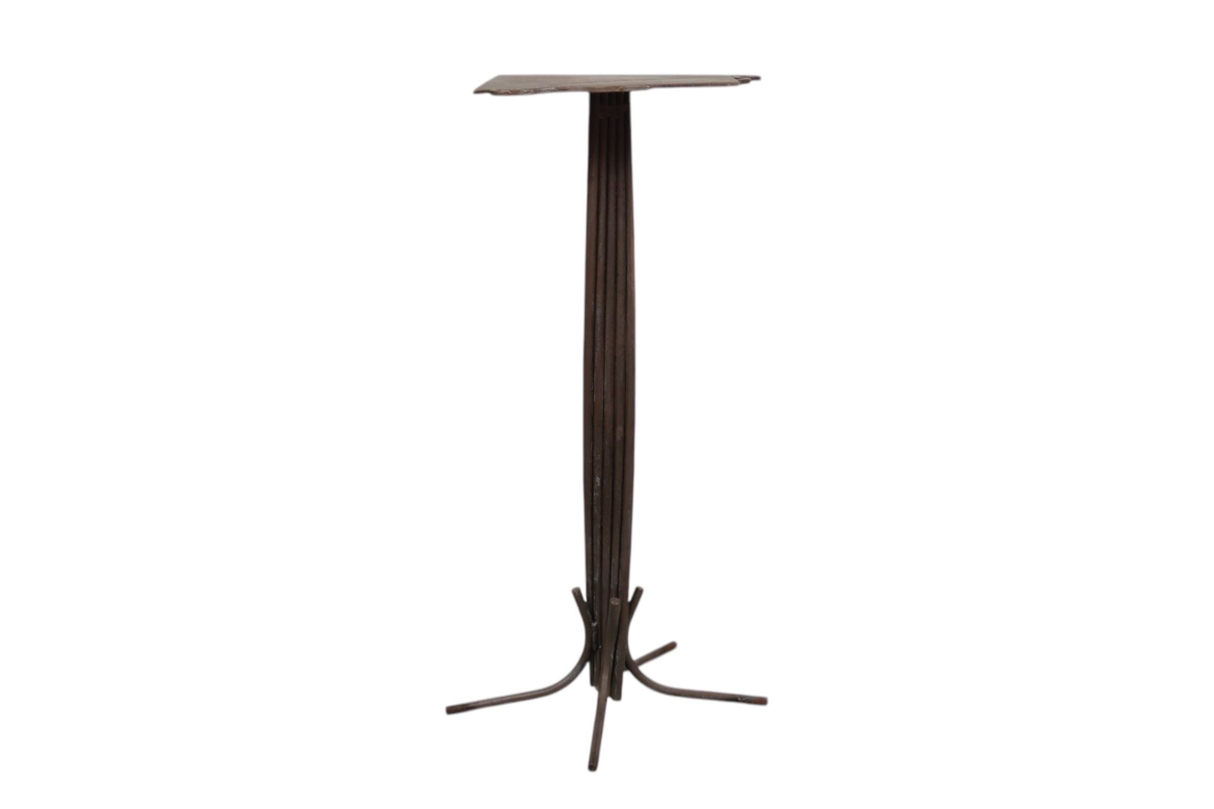 Memphis Sculptural Wrought Iron Pedestal Tisch (Industriell) im Angebot