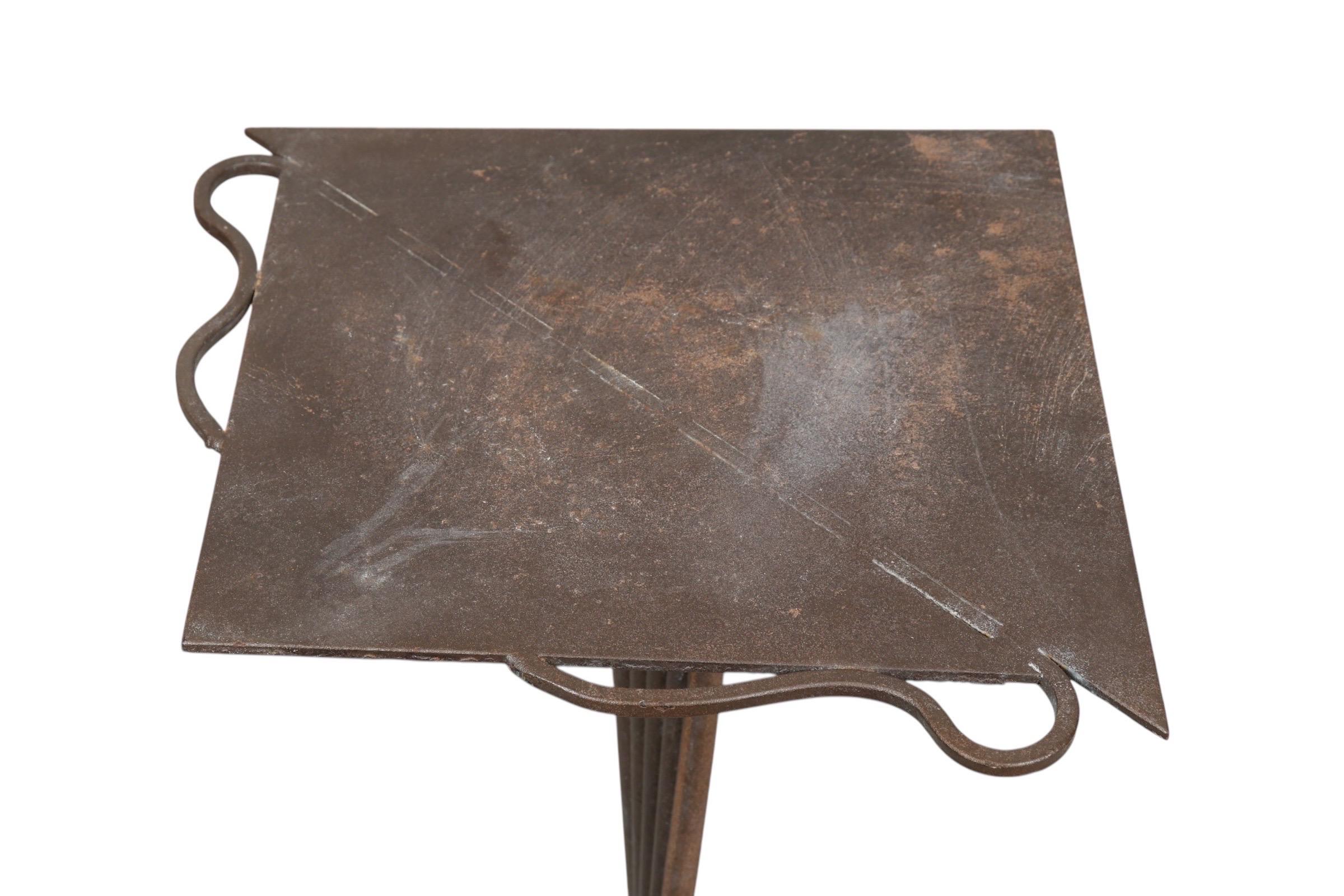 Memphis Sculptural Wrought Iron Pedestal Tisch (amerikanisch) im Angebot