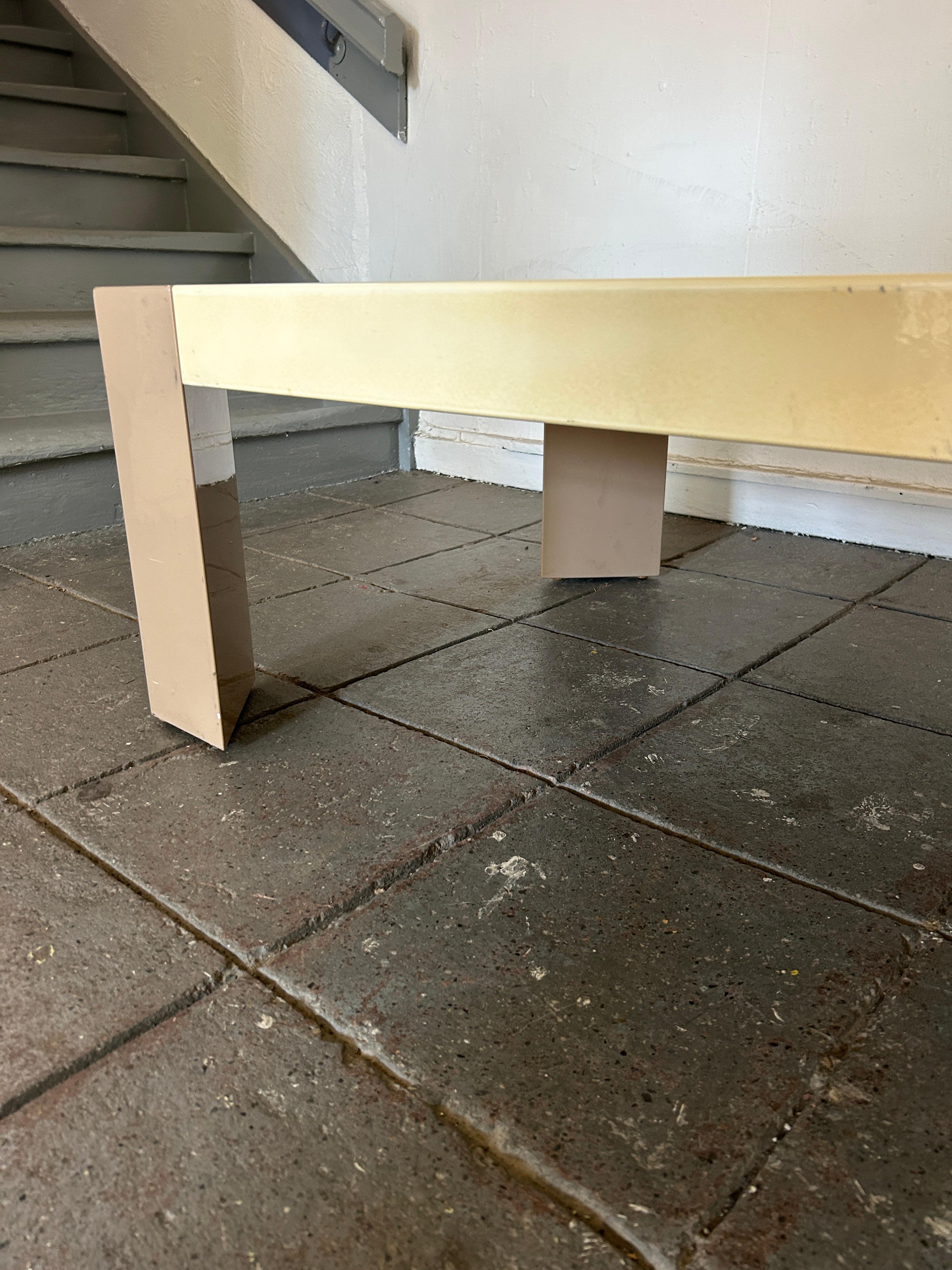 Mesa de centro de estilo Memphis Milano de los años 80, lacada en 2 tonos y alto brillo. Mesa rectangular con patas triangulares. Patas marrón claro con tablero crema hueso. Sin etiqueta ni Mfg. Posmoderno hacia 1980. Situado en Brooklyn NYC.

La