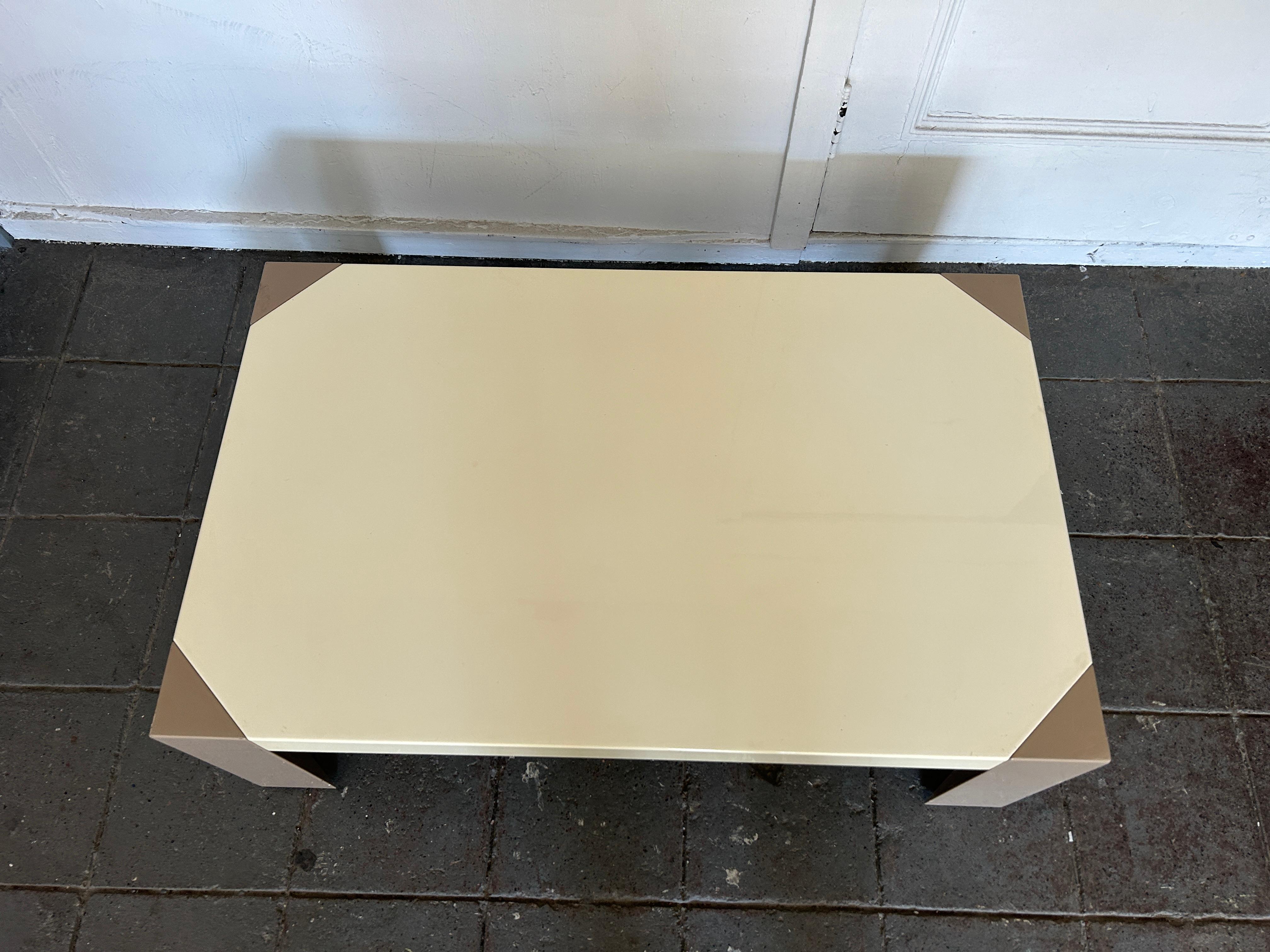 Mesa de centro rectangular lacada en 2 tonos estilo Memphis años 80 Post modern Posmoderno en venta