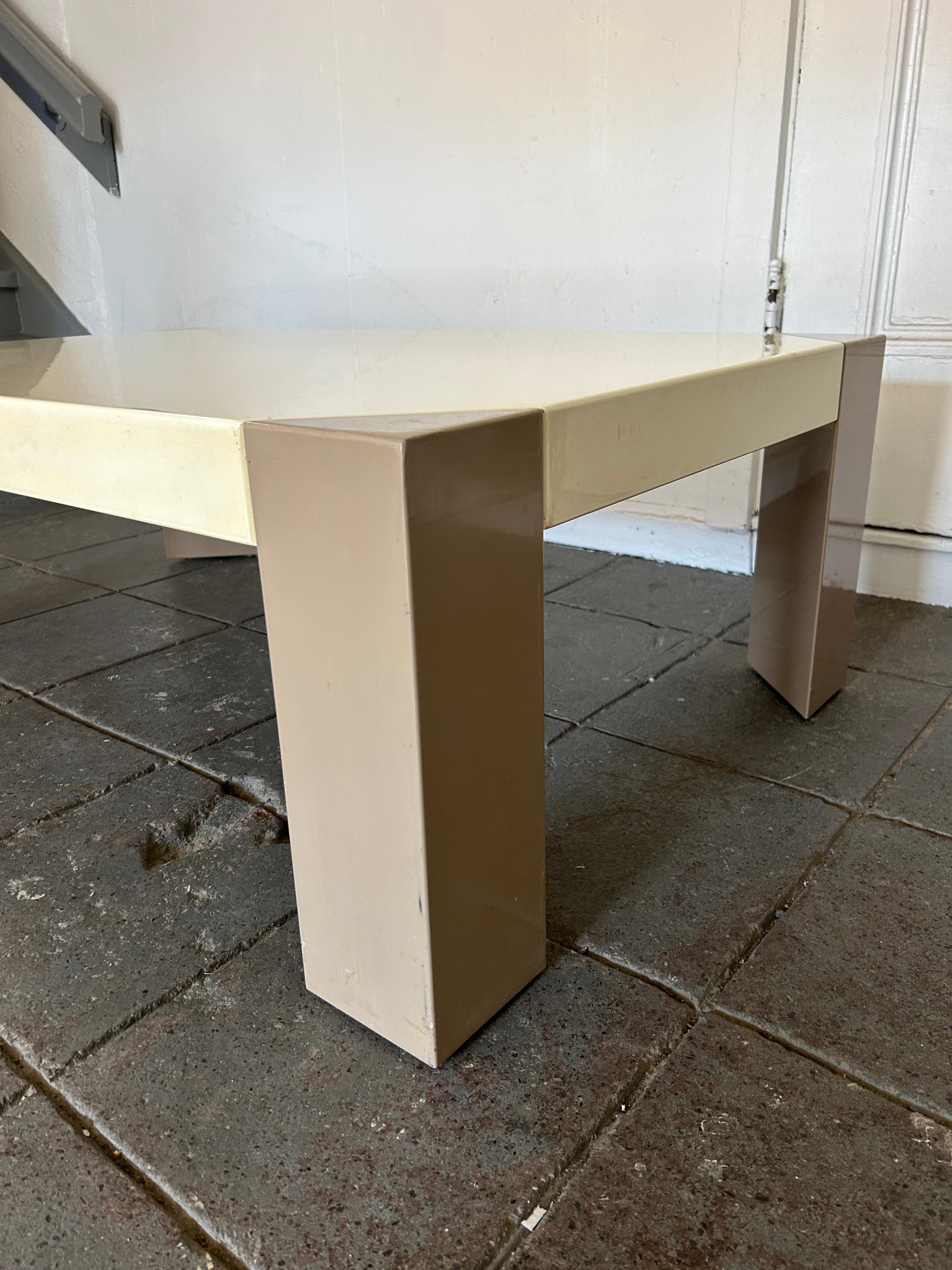 Mesa de centro rectangular lacada en 2 tonos estilo Memphis años 80 Post modern Carpintería en venta