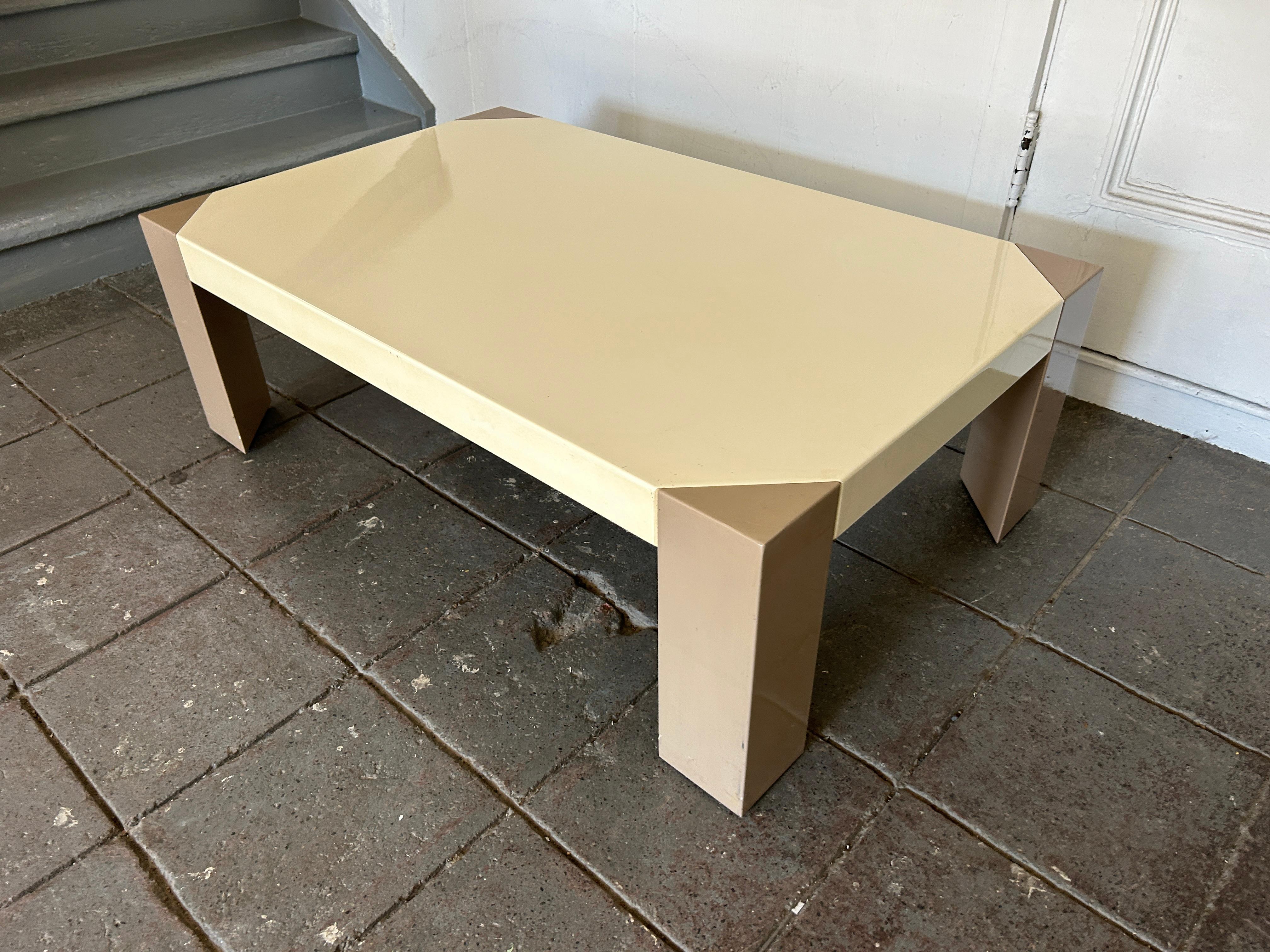 Memphis Style 1980s 2 tone lacquer rectangle Coffee Table Post modern In Good Condition For Sale In BROOKLYN, NY