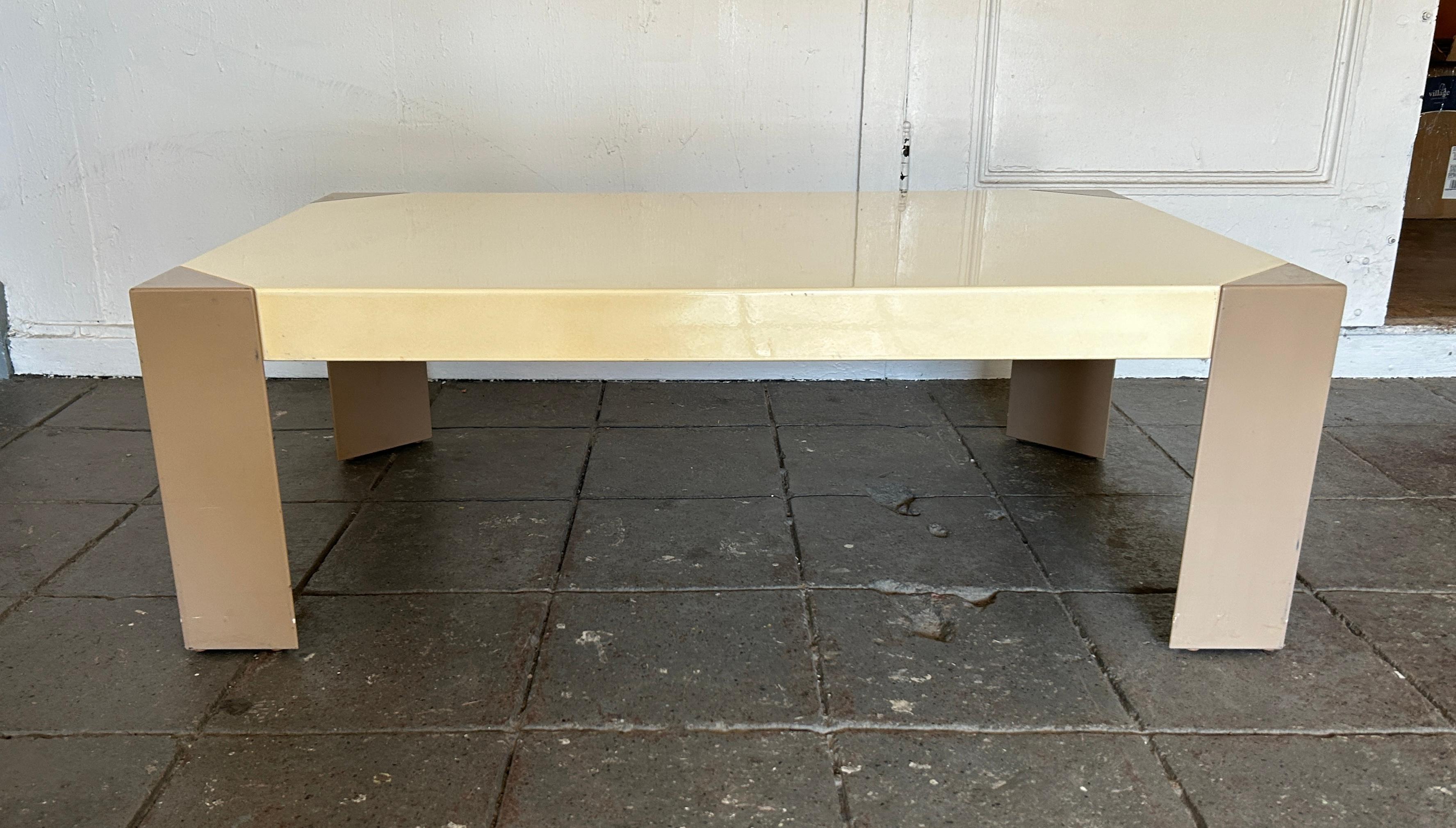Mesa de centro rectangular lacada en 2 tonos estilo Memphis años 80 Post modern finales del siglo XX en venta