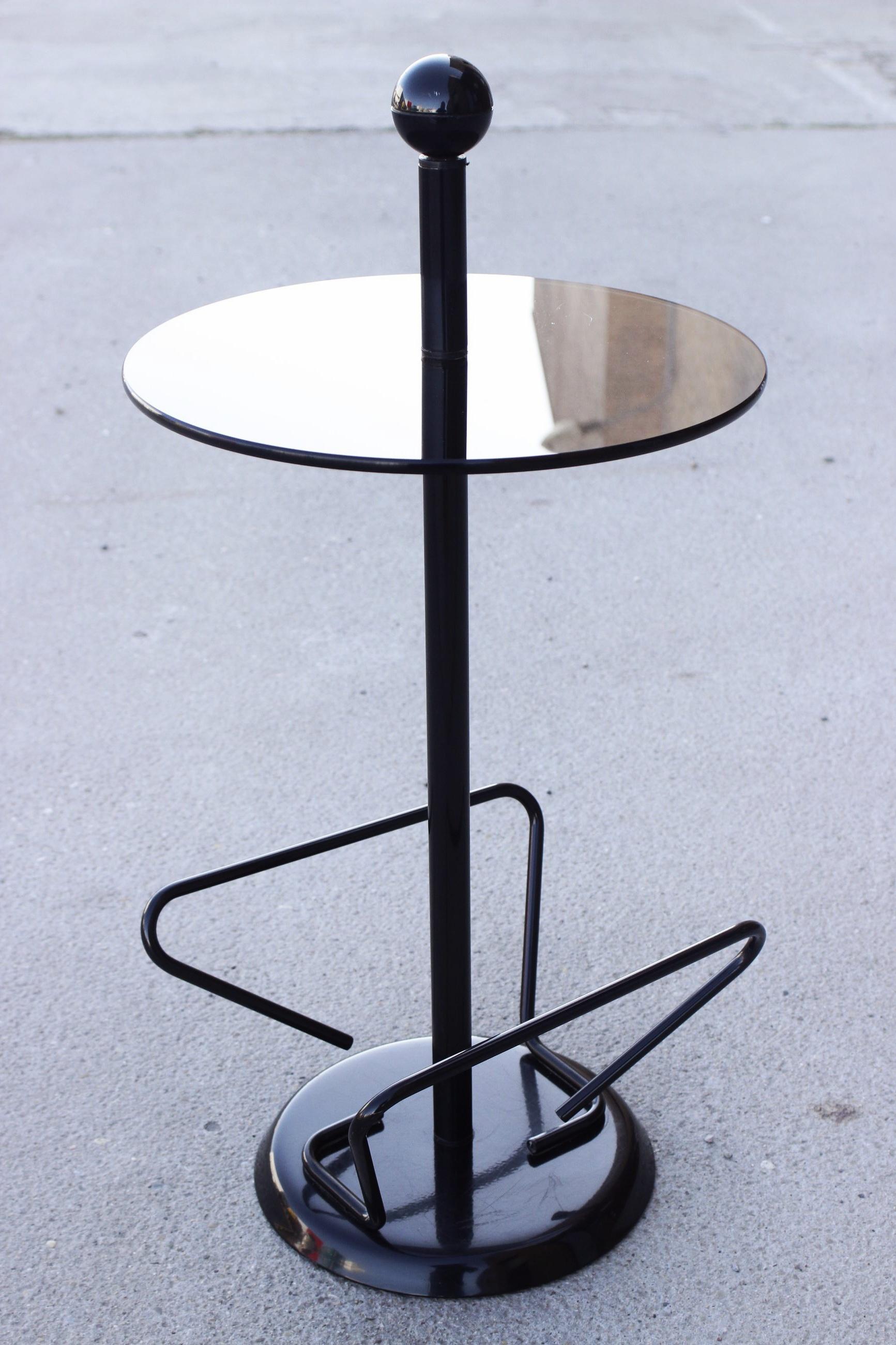 Italian vintage side table with magazine rack, Italy circa 1980. Reminescent of the productions of Ettore Sottsass and the Memphis group, 

The circular top is in high quality smoked glass, the sphere on top is plastic, the rest of the table is in