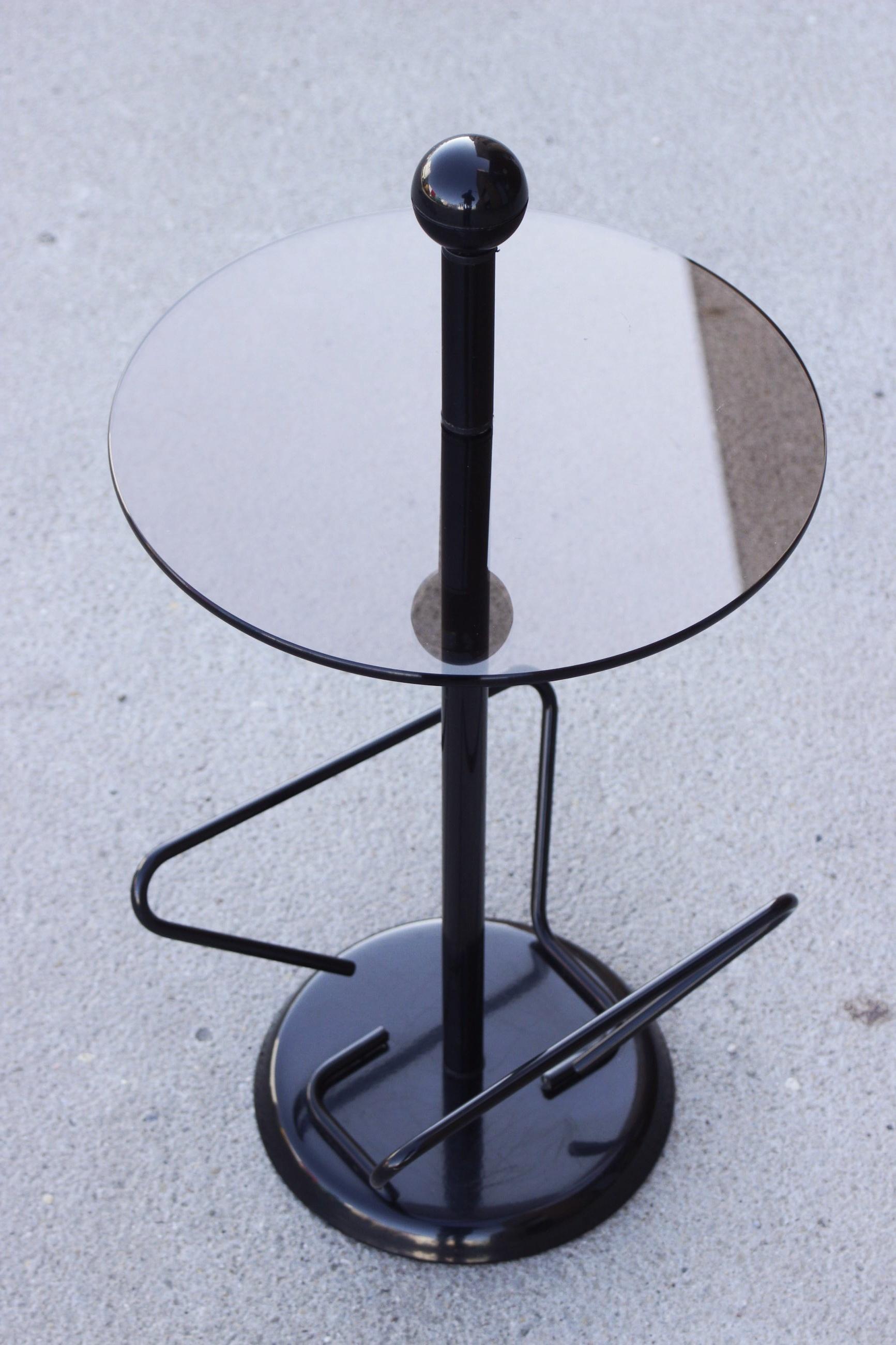 Post-Modern Memphis style 1980s side table with magazine rack in metal and glass For Sale