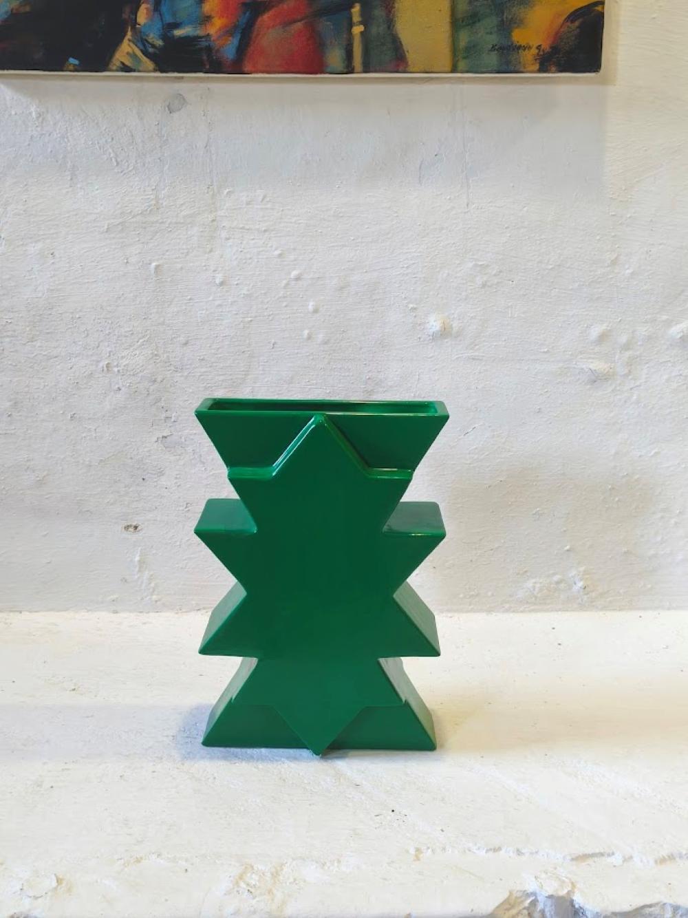 Questo bellissimo vaso in ceramica Florio Keramia presenta un motivo astratto e una finitura lucida. Il modello Ilios è un pezzo fatto a mano in stile postmoderno che misura 19 cm di lunghezza, 24 cm di larghezza e 39,5 cm di altezza. È un oggetto