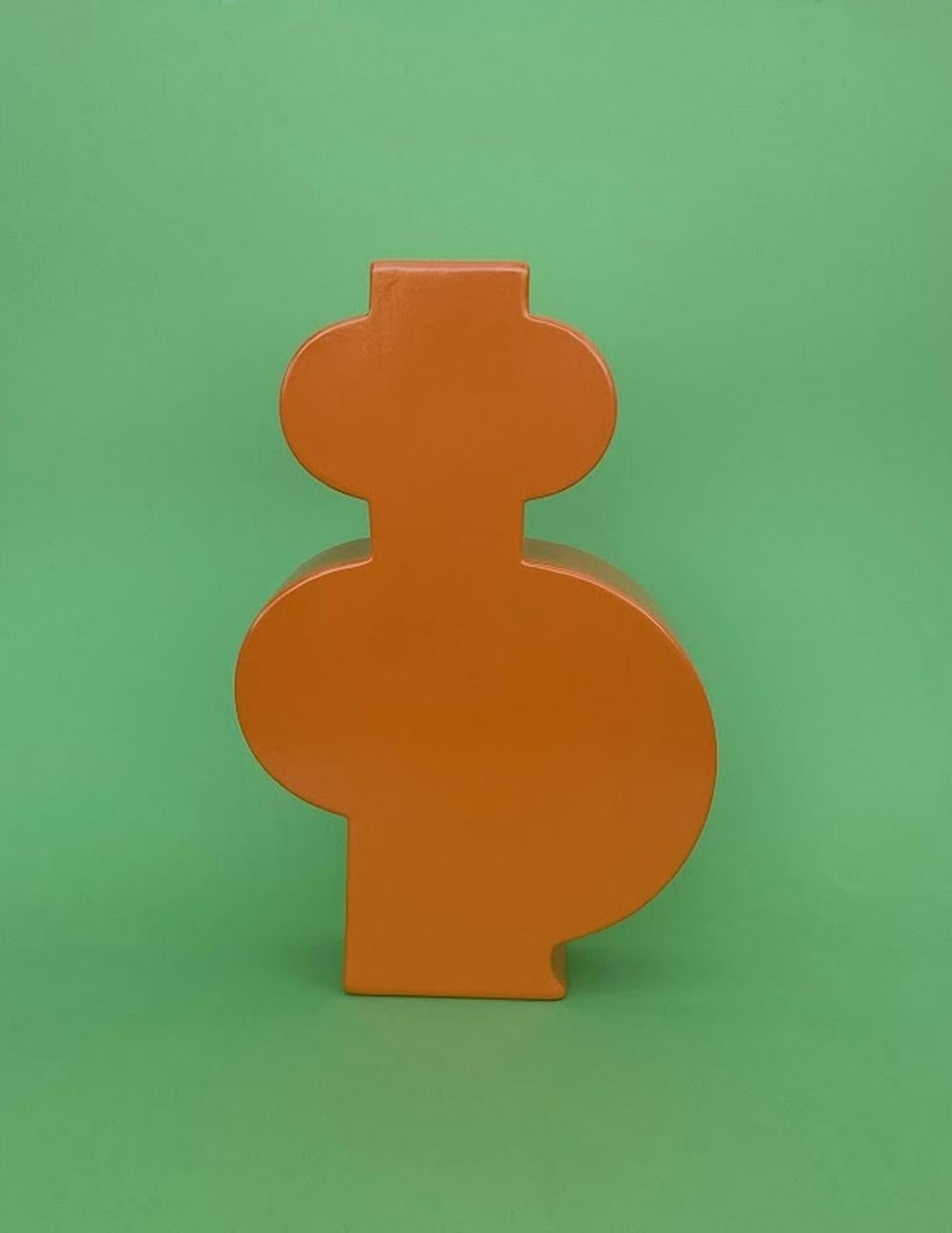 Die von Florio Keramia entworfene Keramikvase im Memphis-Stil ist eine wahre Verkörperung abstrakter Kunst und postmodernen Designs. Die leuchtend orangefarbene, glänzende Oberfläche des Modells 