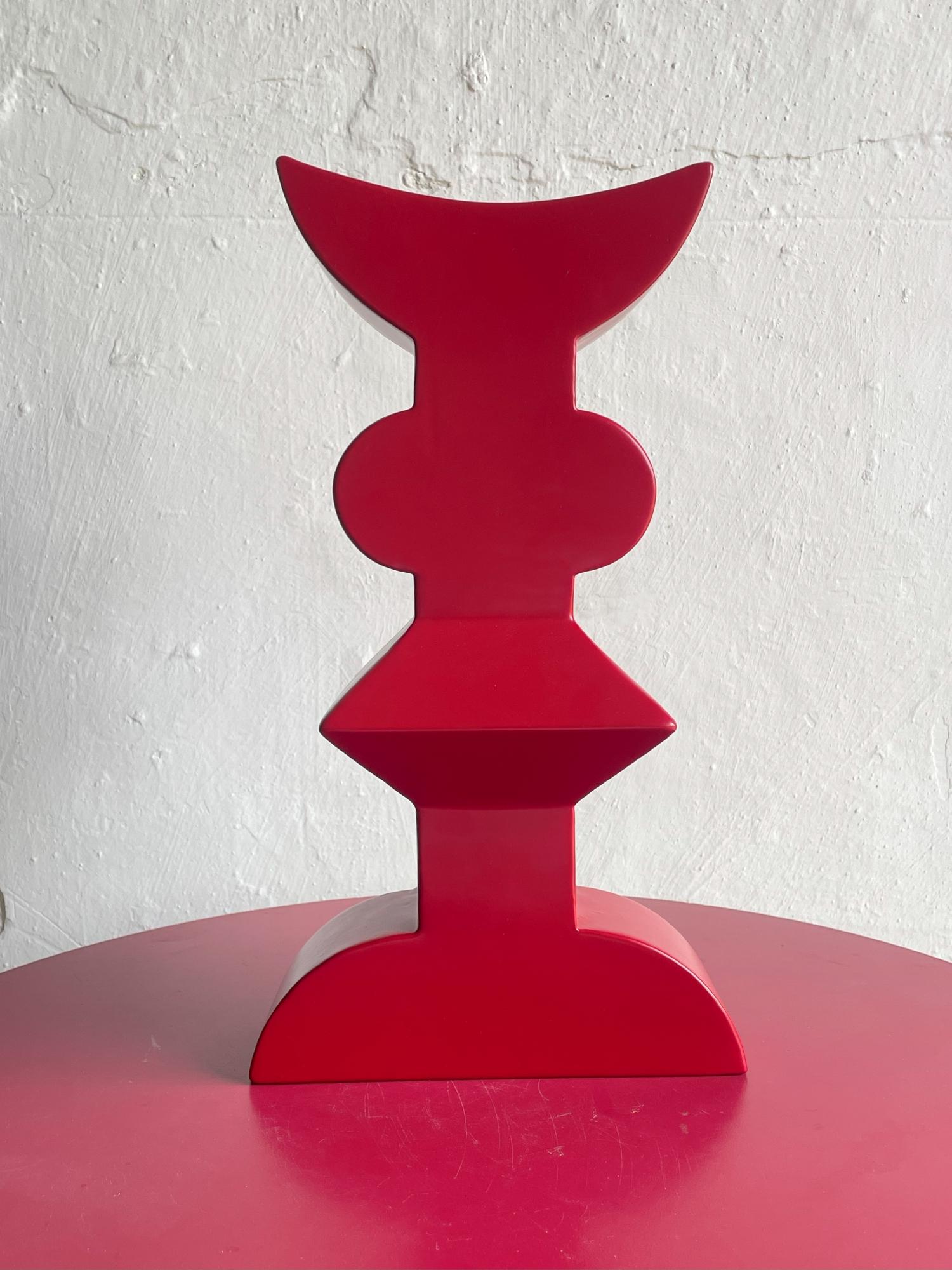 Realizzato dallo stimato Florio Keramia, questo vaso in ceramica in stile Memphis chiamato Totem è una vera incarnazione dell'arte postmoderna. Il suo design astratto è completato da una tonalità rossa e da una finitura lucida, creando un pezzo che