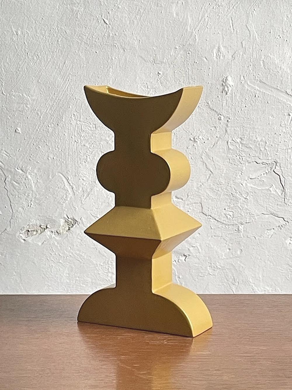 Découvrez l'esthétique audacieuse et sculpturale du design postmoderne avec ce rare vase en céramique 