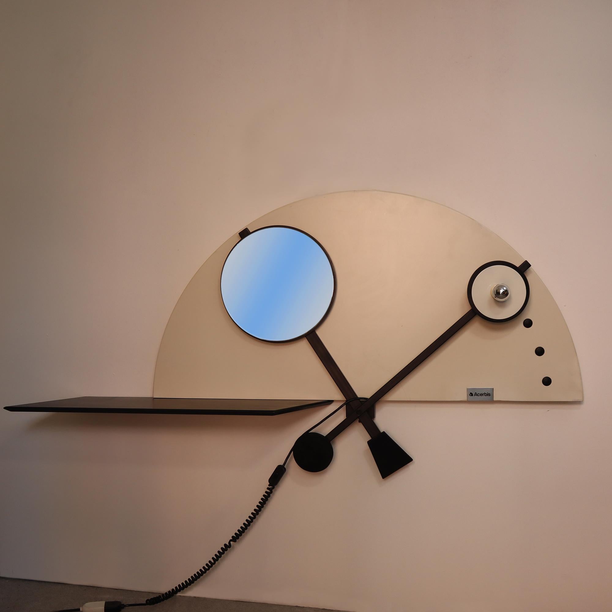 Konsolen-Spiegellampen im Memphis-Stil von Giotto Stoppino für Acerbis, Italien 
Verleihen Sie Ihrer Umgebung einen Hauch von Retro-Eleganz mit dieser beeindruckenden Vintage-Konsole, die in den 1970er Jahren von Giotto Stoppino für Acerbis