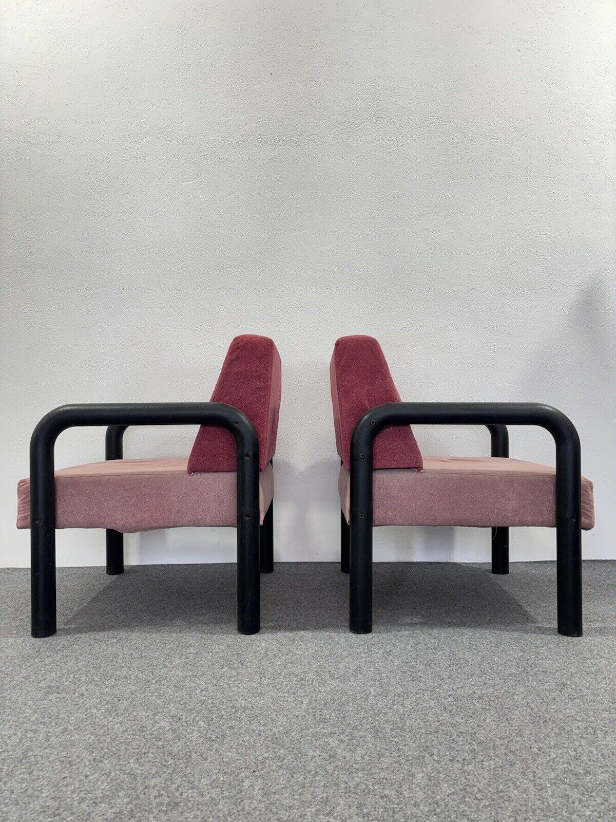 Paire de fauteuils Memphis Style Design postmoderne Modernisme 1980.

Paire de fauteuils avec structure en mousse de polyuréthane, revêtement en tissu dans deux tons de rose.

L'article est en très bon état de conservation, il n'y a pas de défauts