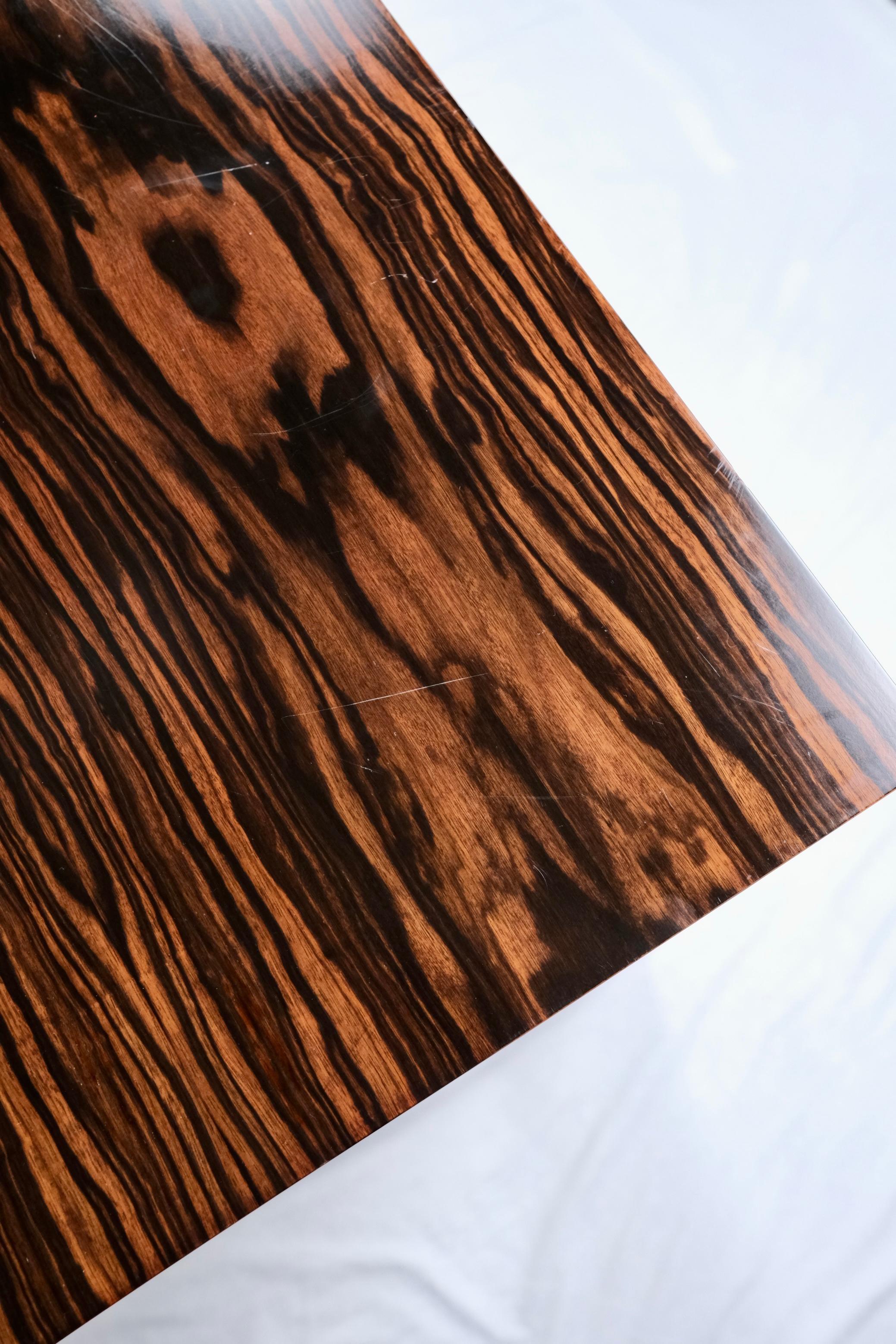 Table de salle à manger de style Memphis, fabriquée en Italie en vente 10