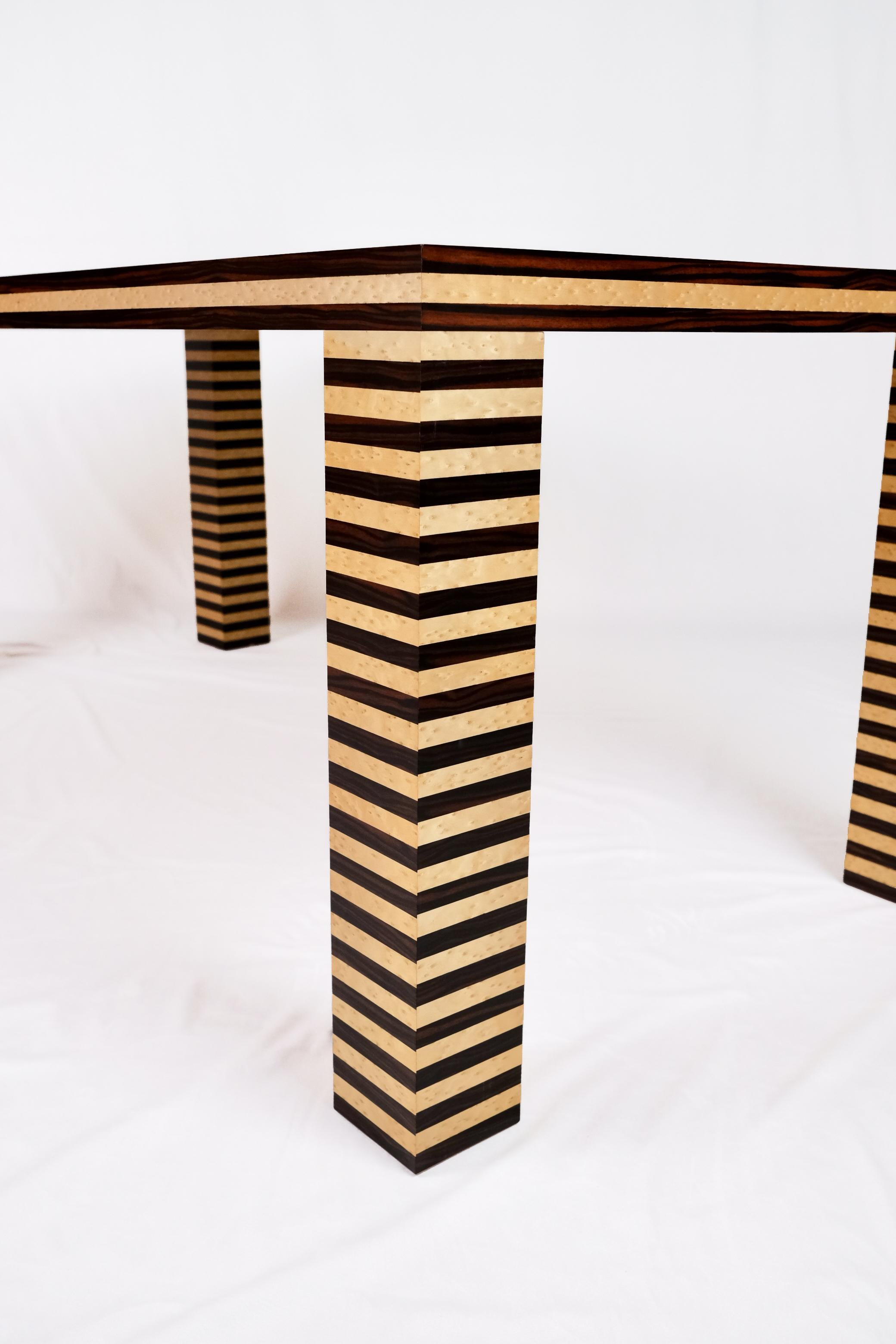 Bois Table de salle à manger de style Memphis, fabriquée en Italie en vente