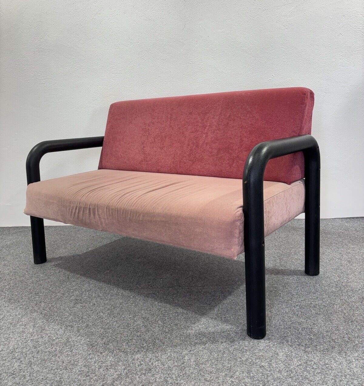 Memphis Style Two Seater Sofa Postmodernes Design 1980.

Zweisitzer-Sofa mit Polyurethanschaumstruktur, Stoffbezug in zwei Rosatönen.

Der Artikel ist in einem sehr guten konservativen Zustand, es gibt keine größeren ästhetischen oder strukturellen