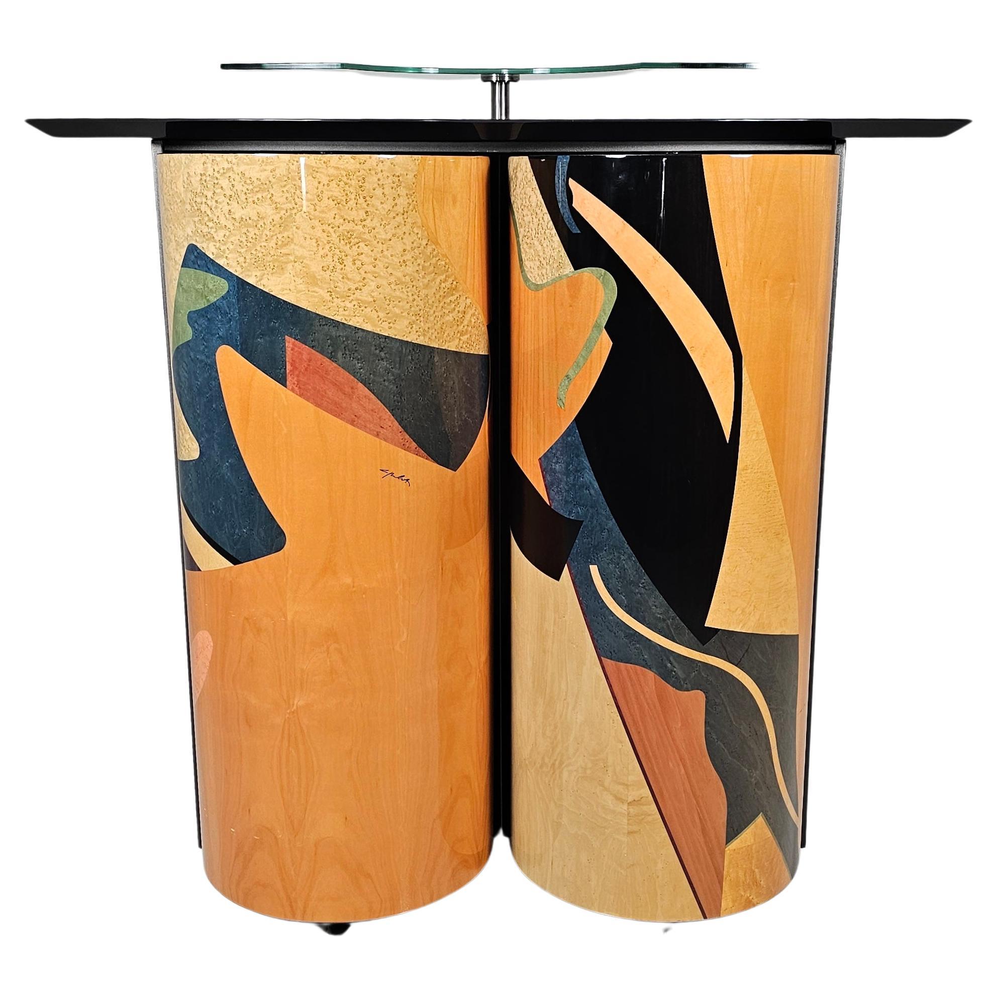 Einzigartige Trockenbar des Künstlers Carlo Malnati aus den 1980er Jahren. 
Mehrere verschiedene Holzeinlagen, die aus verschiedenfarbigen Stücken bestehen, um das Design zu gestalten. 

Postmodernes Memphis-Design der Extraklasse