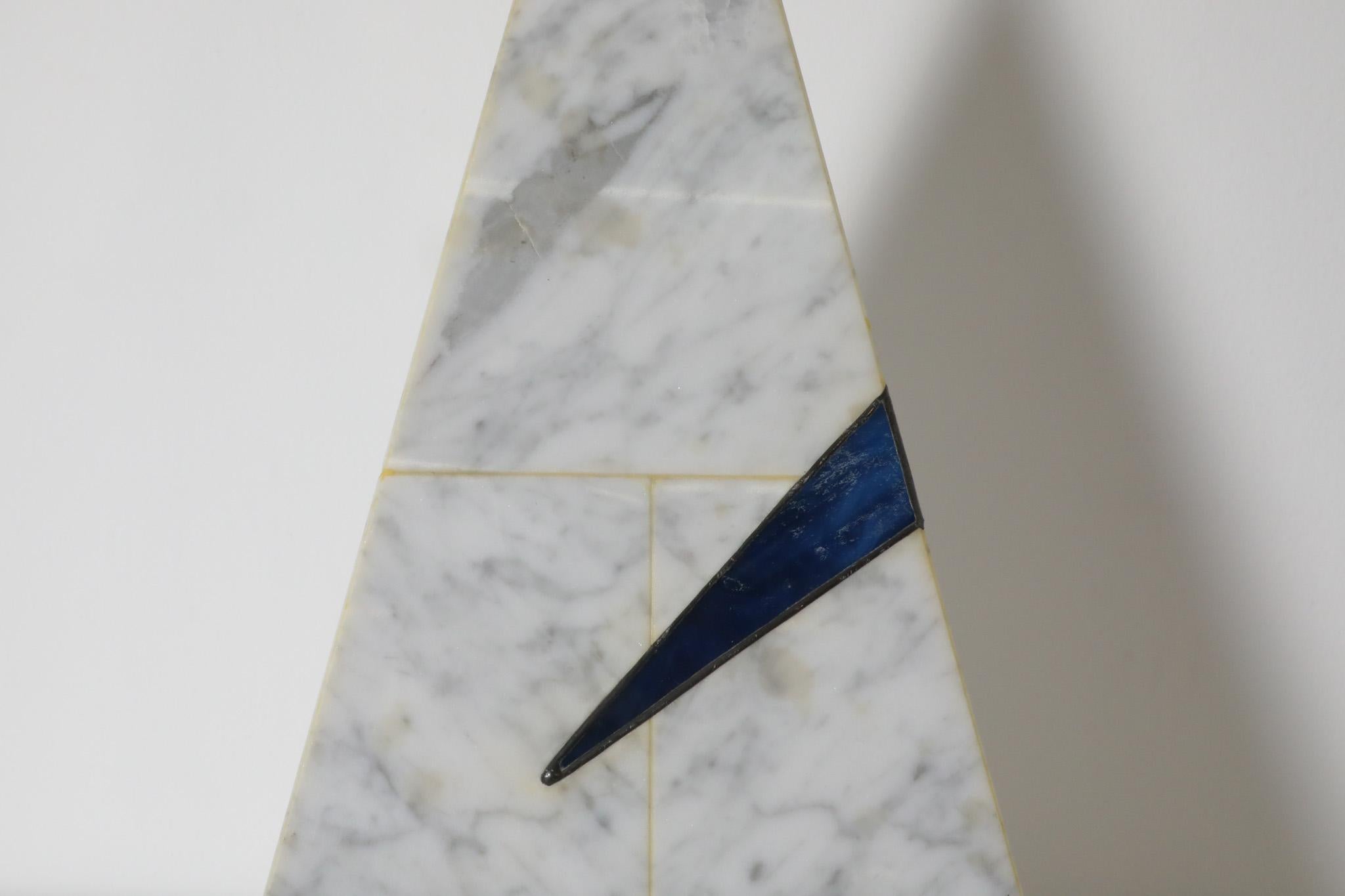 Tischlampe aus Kunstmarmor im Memphis-Stil mit Pyramidenmuster und halbtransparentem blauem Detail im Angebot 3