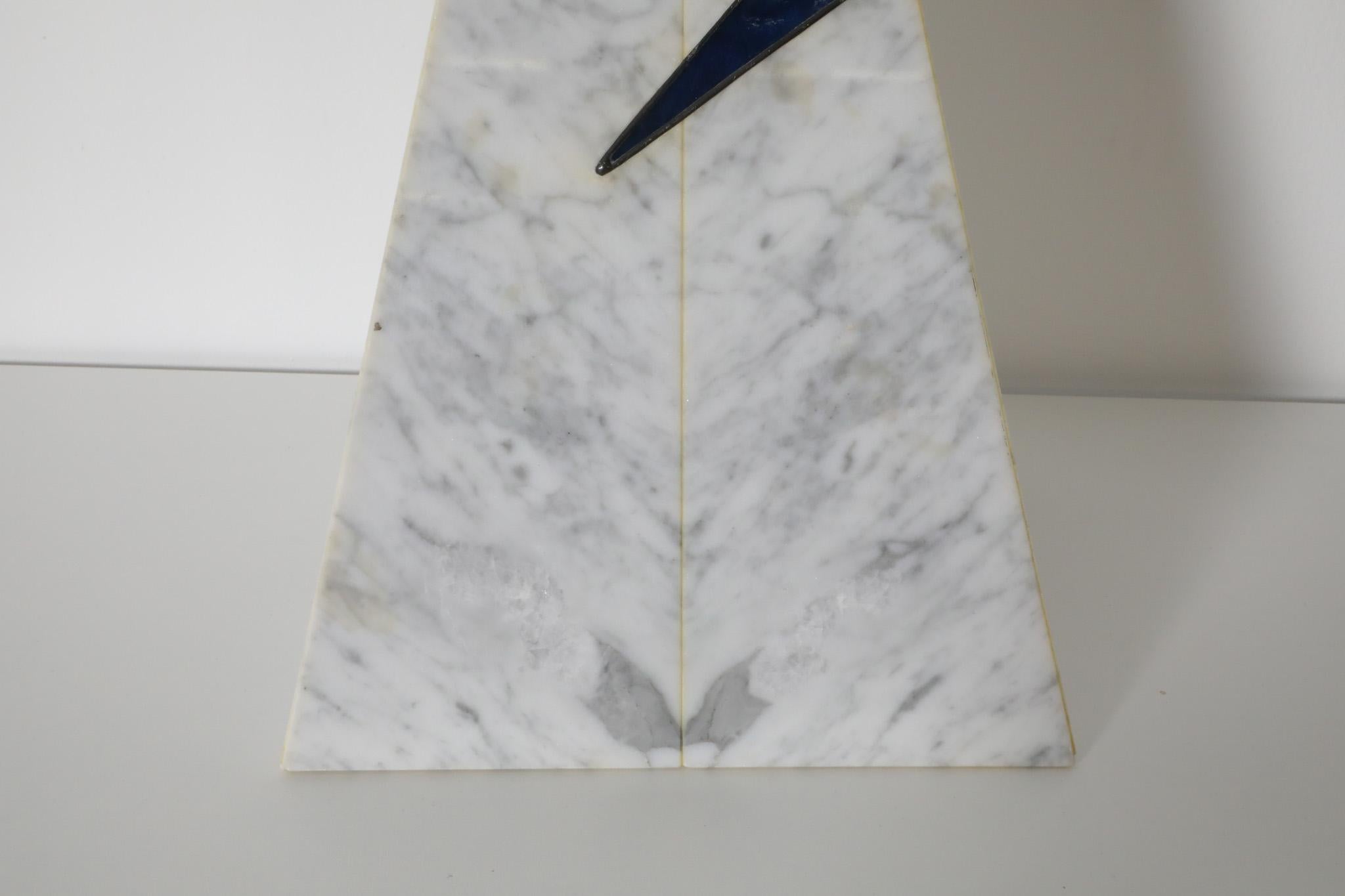 Lampe de table pyramide en faux marbre de style Memphis avec détail bleu semi-transparent en vente 4