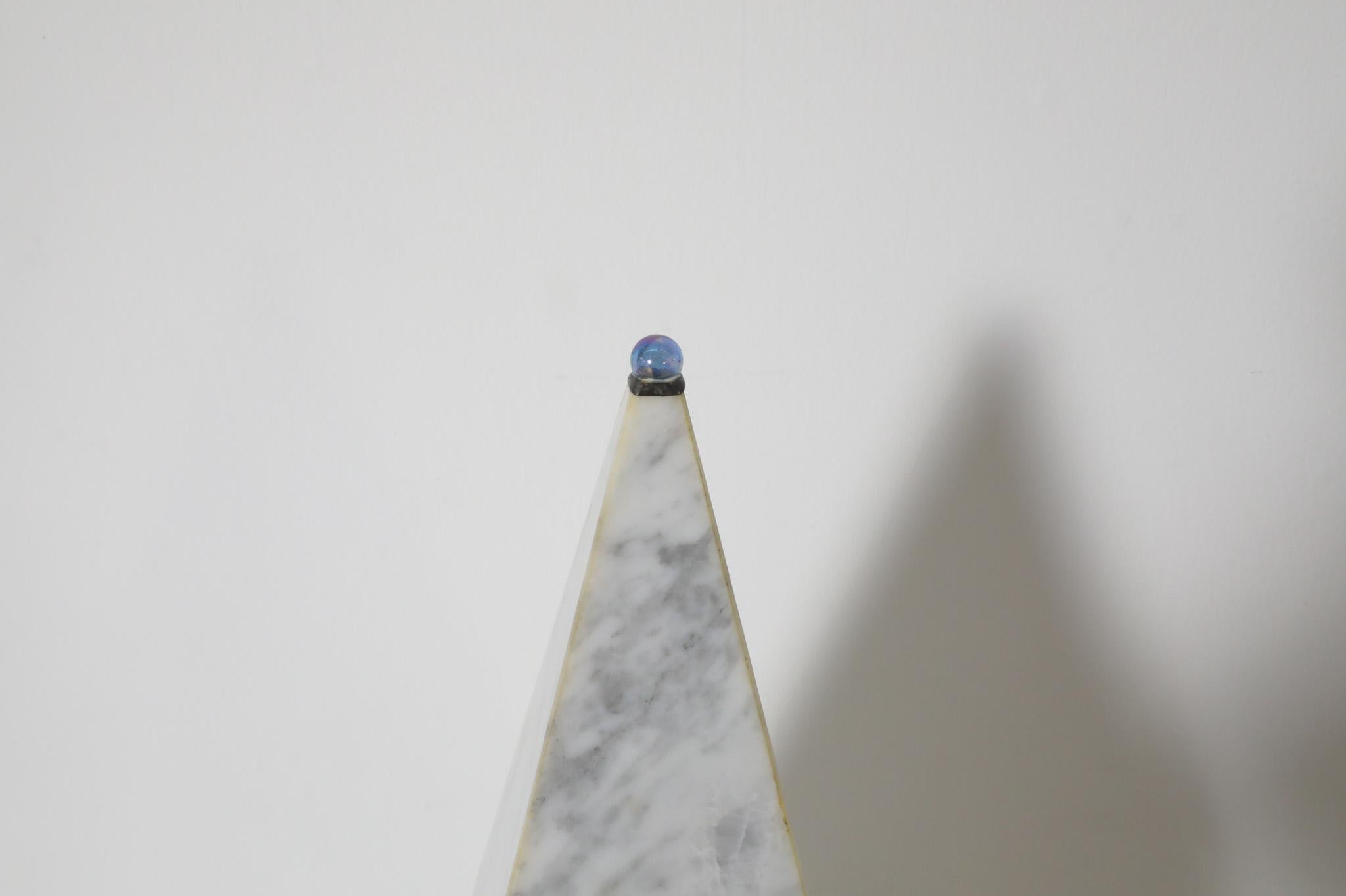 Tischlampe aus Kunstmarmor im Memphis-Stil mit Pyramidenmuster und halbtransparentem blauem Detail im Angebot 5