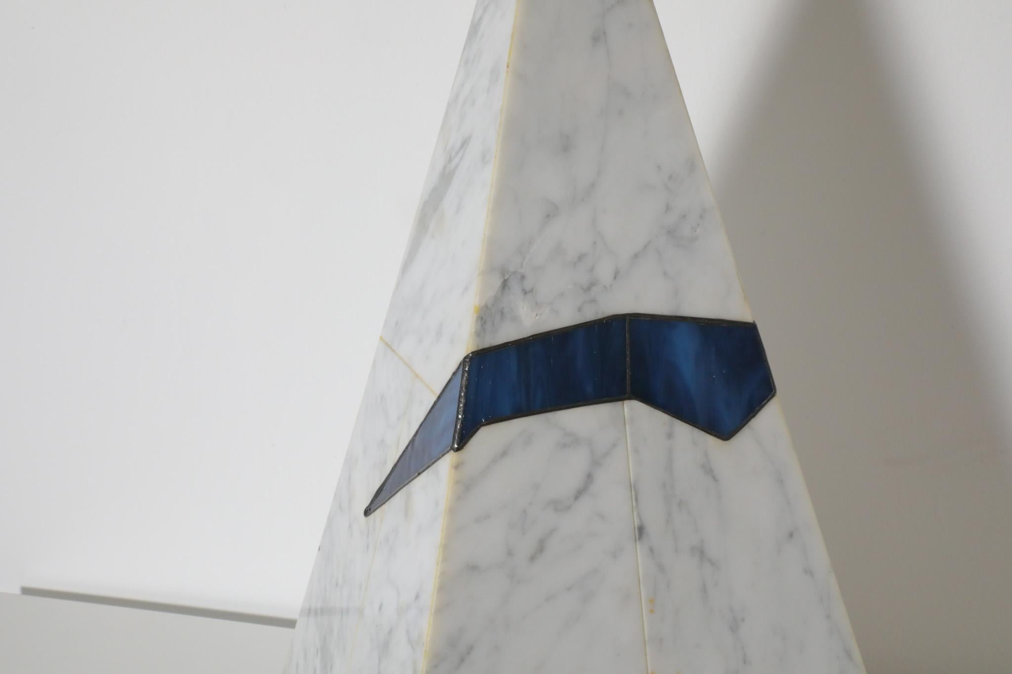 Lampe de table pyramide en faux marbre de style Memphis avec détail bleu semi-transparent en vente 6