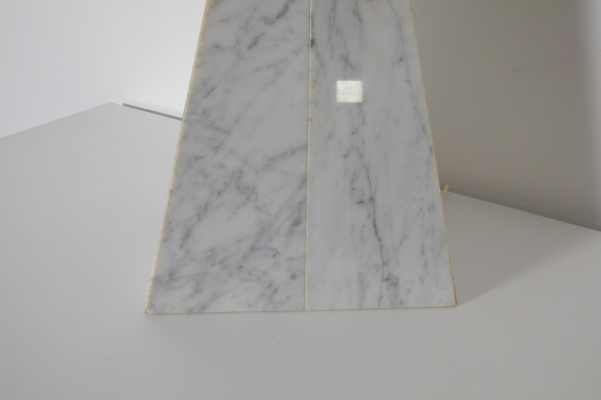 Lampe de table pyramide en faux marbre de style Memphis avec détail bleu semi-transparent en vente 8