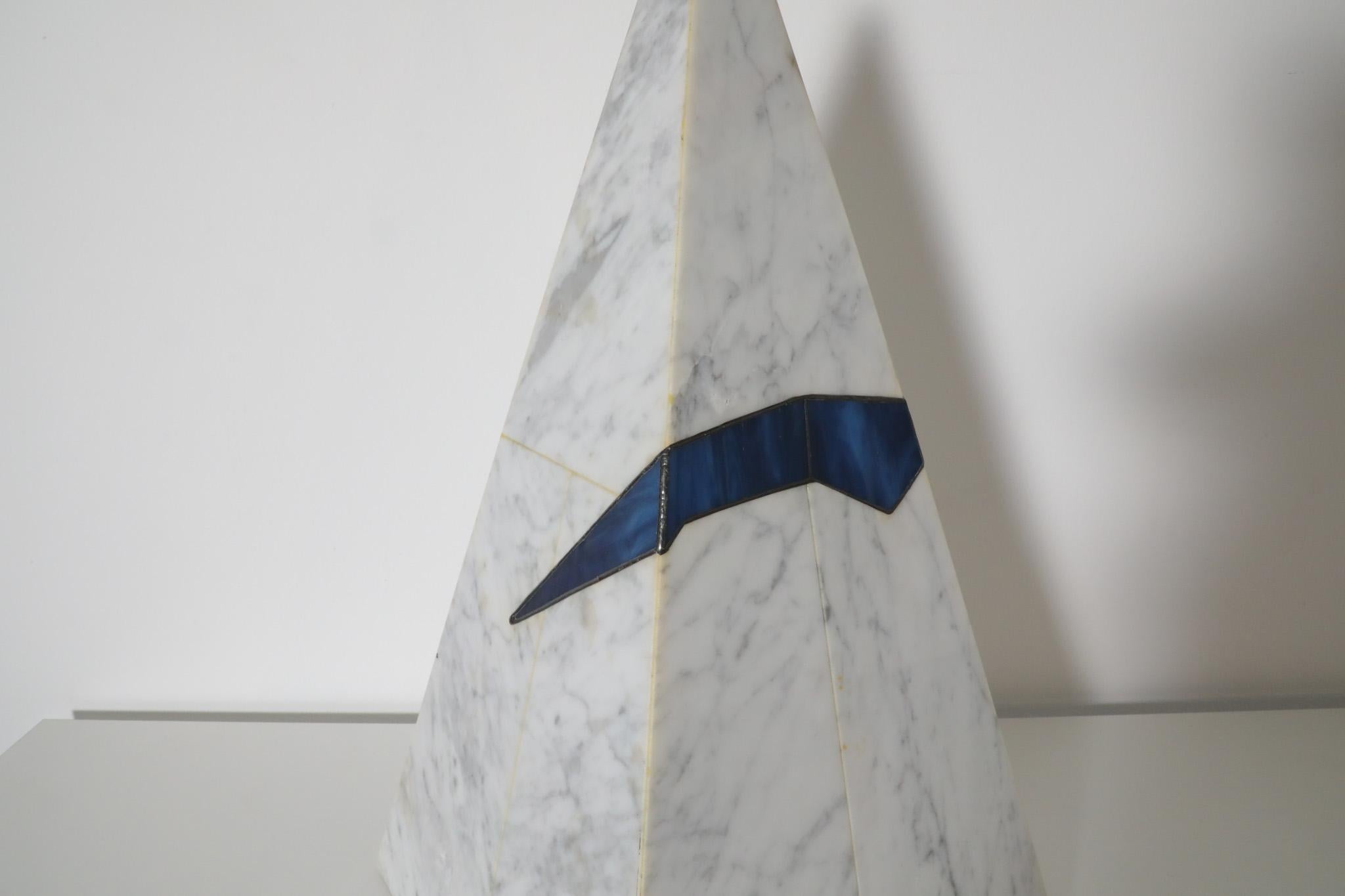 Tischlampe aus Kunstmarmor im Memphis-Stil mit Pyramidenmuster und halbtransparentem blauem Detail im Angebot 9