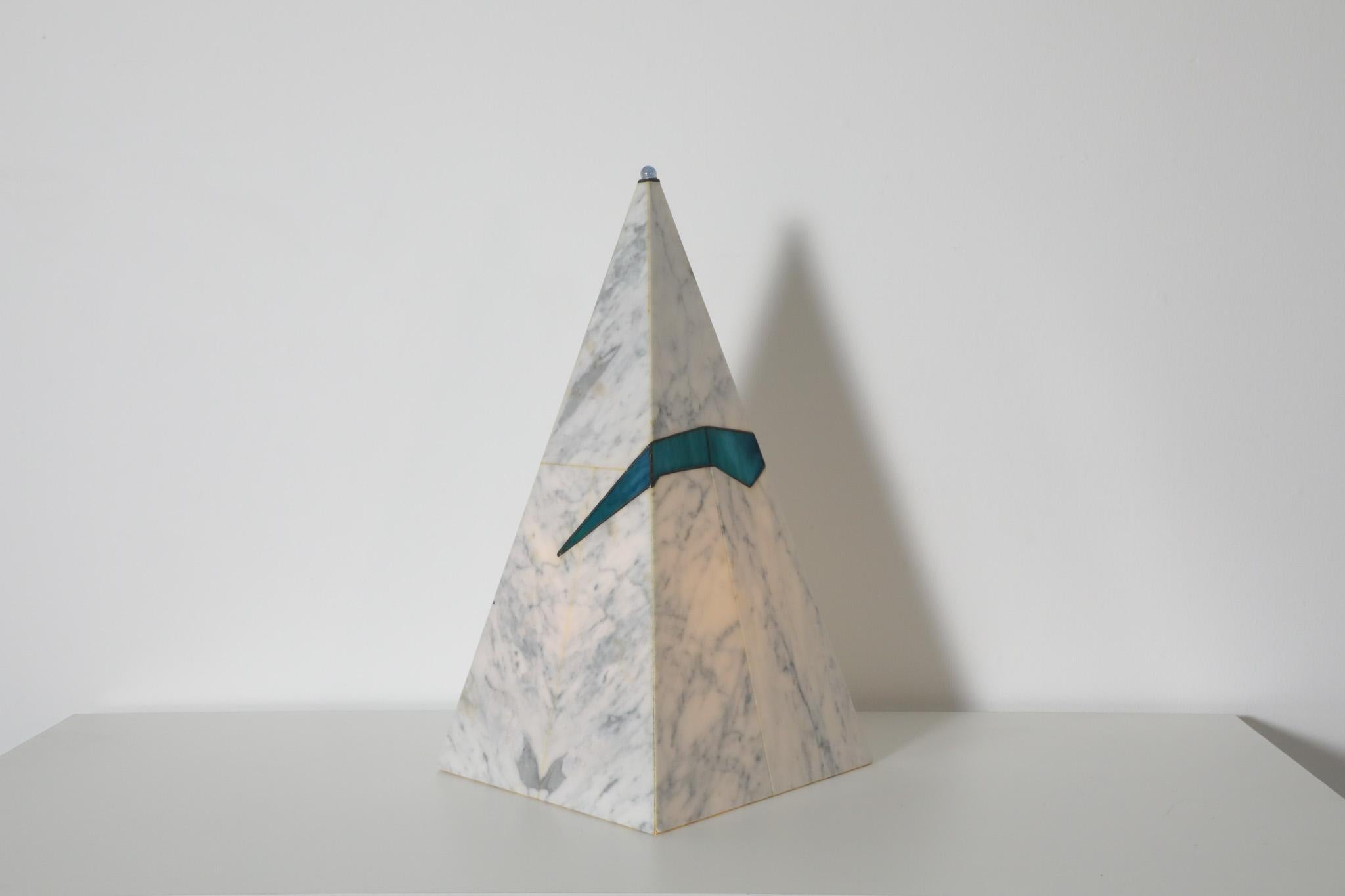 Memphis Style Faux Marble Pyramid Table Lamp with Semi-Transparent Blue Detail In Good Condition For Sale In Los Angeles, CA