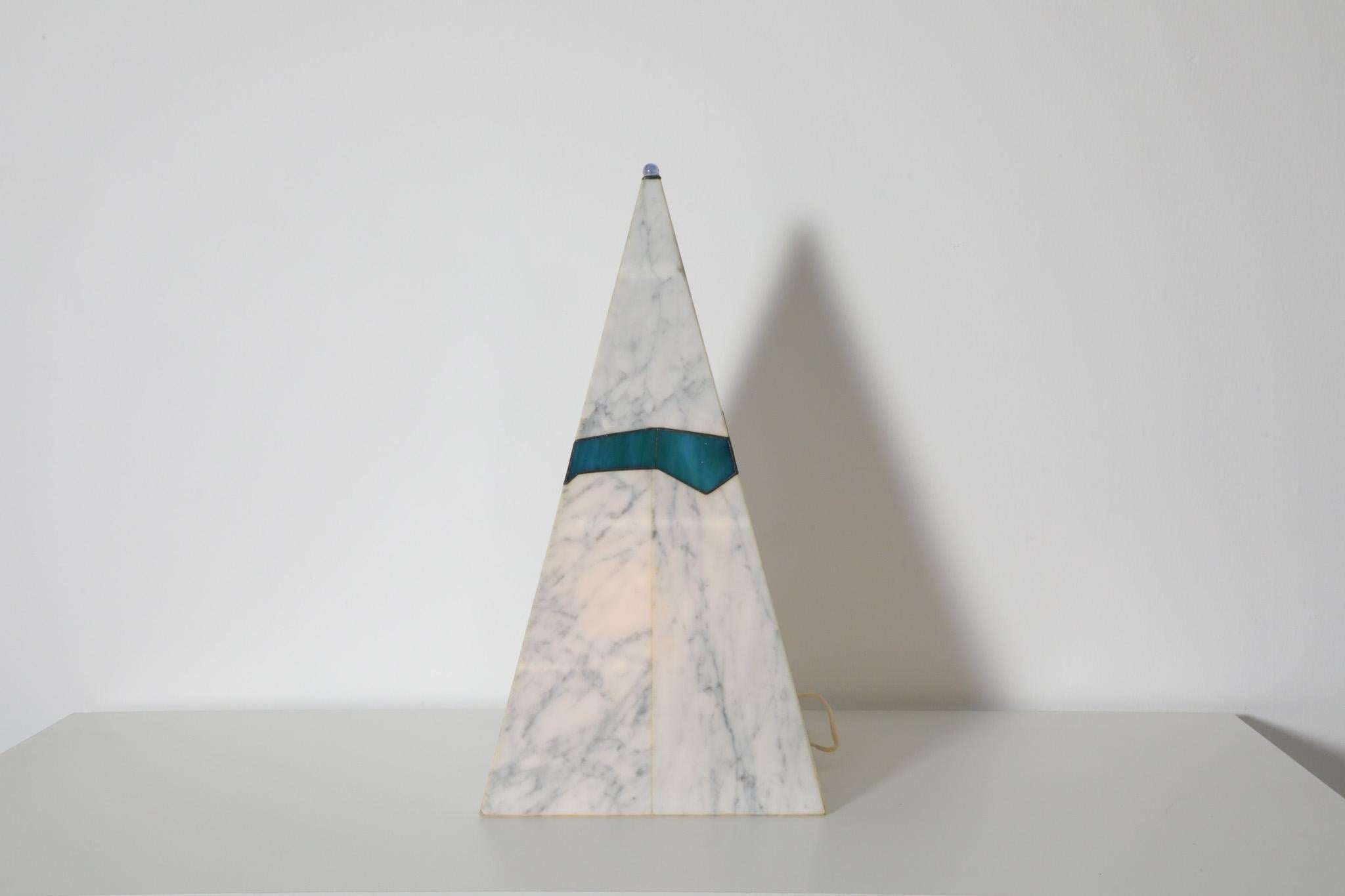 Fin du 20e siècle Lampe de table pyramide en faux marbre de style Memphis avec détail bleu semi-transparent en vente