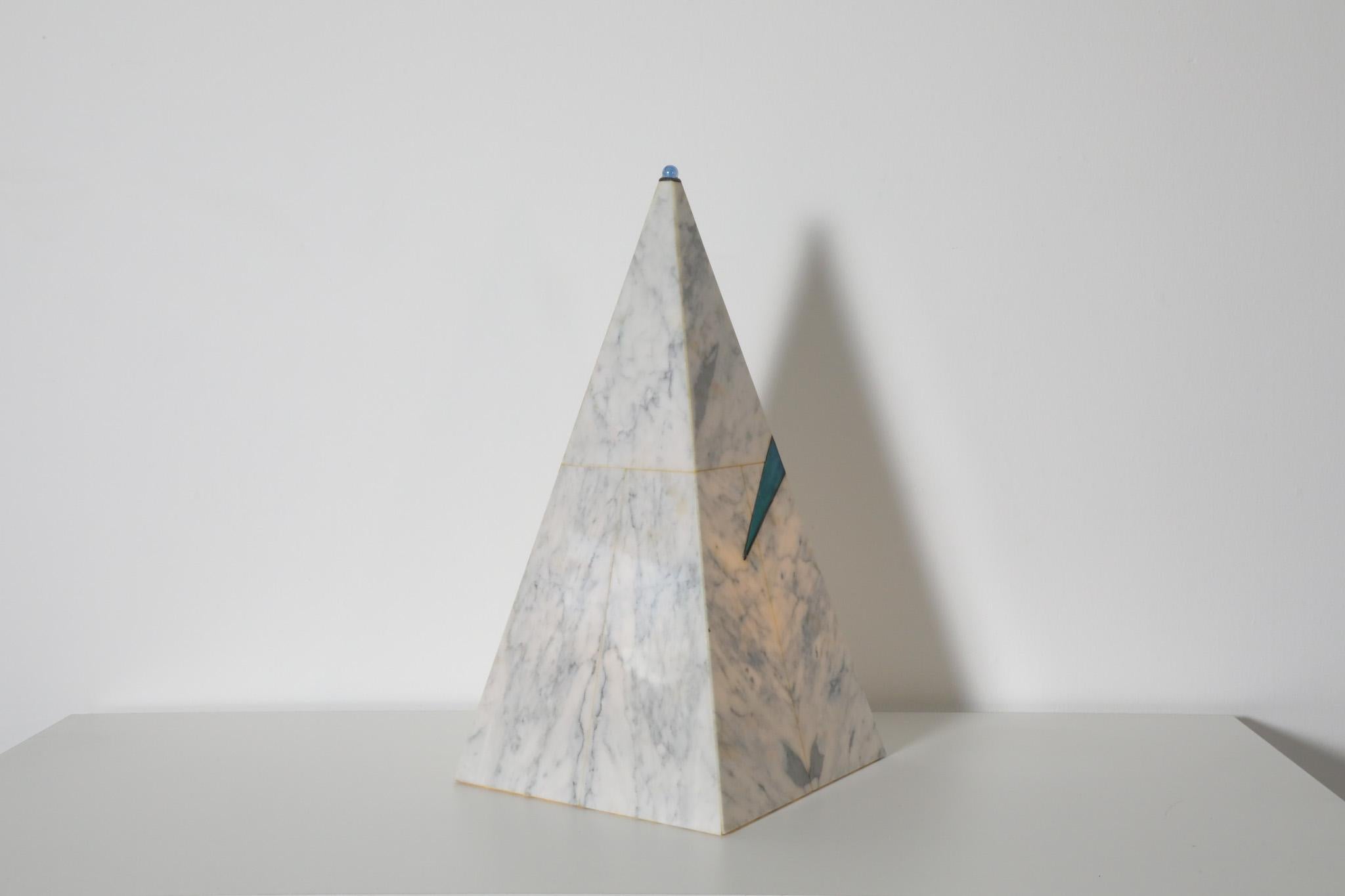 Résine époxy Lampe de table pyramide en faux marbre de style Memphis avec détail bleu semi-transparent en vente