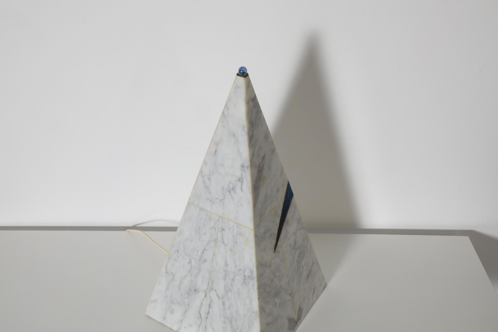 Tischlampe aus Kunstmarmor im Memphis-Stil mit Pyramidenmuster und halbtransparentem blauem Detail im Angebot 1