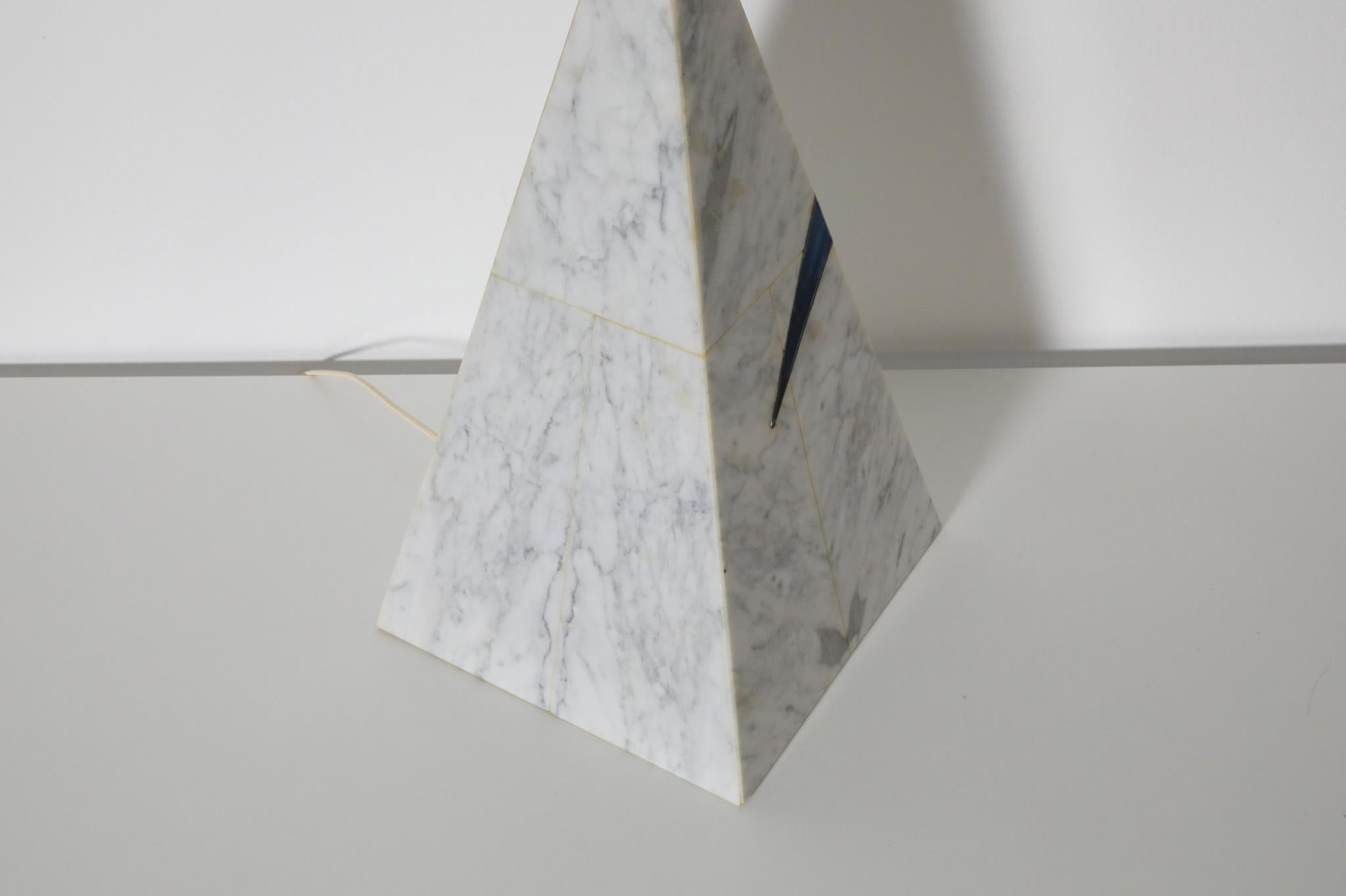 Lampe de table pyramide en faux marbre de style Memphis avec détail bleu semi-transparent en vente 2