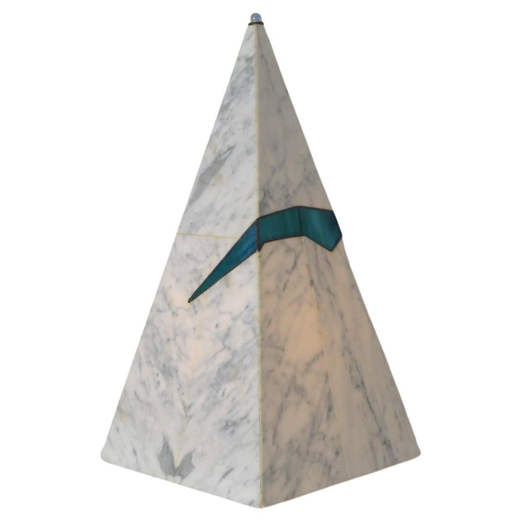 Tischlampe aus Kunstmarmor im Memphis-Stil mit Pyramidenmuster und halbtransparentem blauem Detail im Angebot