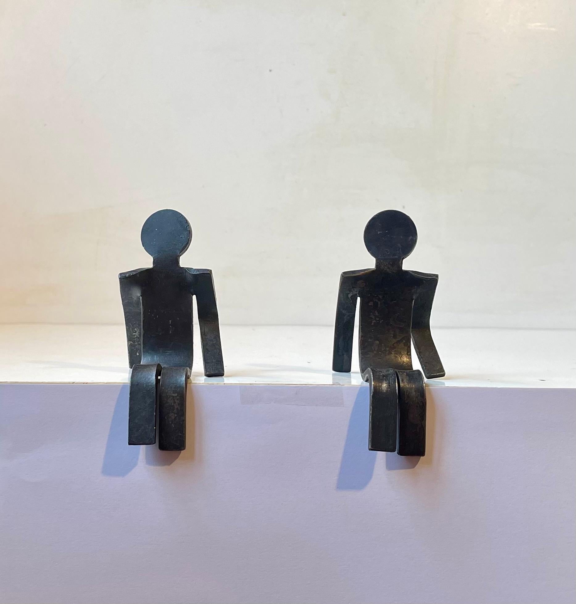 A pair of figural bookends in the shape of these bend steel figurines. Both of them signed/marked by an unknown. Postmodern in style - Memphis. Measurements: H: 8 cm (sitting), Dept: 10 cm, W: 6 cm. The price is for the set of 2.
