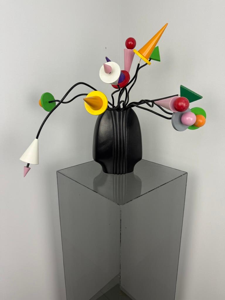 12 fiori in stile Memphis, un bouquet davvero bellissimo. Recentemente è stato venduto un bouquet simile in un'asta europea e la descrizione era che Ettore Sottsass era il designer di questi fantastici fiori. 

È qualcosa di molto speciale avere